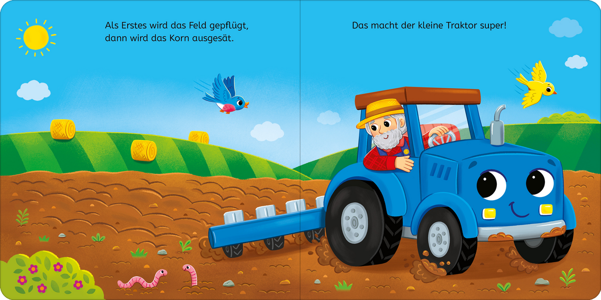 Gezeigt wird eine Innen- oder Zusatzansicht von „Los geht’s, kleiner Traktor!“. Die Illustration zeigt einen fröhlichen, blau-lackierten Traktor mit großen, lächelnden Augen. Auf dem Traktor sitzt ein älterer Mann mit einem gelben Hut und rotem Oberteil. Im Hintergrund sind grüne Felder, gelbe Heuballen und ein sonniger Himmel mit vereinzelten Wolken sowie bunten Vögeln dargestellt. Die Schrift ist in einer kindgerechten, bunten Typografie gehalten und vermittelt eine freundliche...