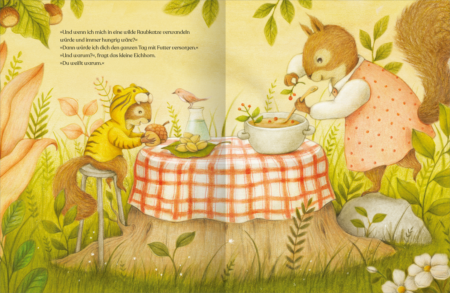 Innenseite aus dem Buch „Weil ich dich so lieb habe“. Die Illustration zeigt zwei tierische Figuren, ein Eichhörnchen in einem gestreiften Kostüm und ein anderes Eichhörnchen in einem rosa Kleid, die an einem Tisch mit rot-weiß kariertem Tischdecken sitzen. Auf dem Tisch befinden sich eine Schüssel mit einer Suppe und eine Tasse. Um sie herum sind bunte Blumen und grüne Blätter zu sehen. Die sanften Farben und die freundliche Atmosphäre vermitteln ein Gefühl von Wärme und...