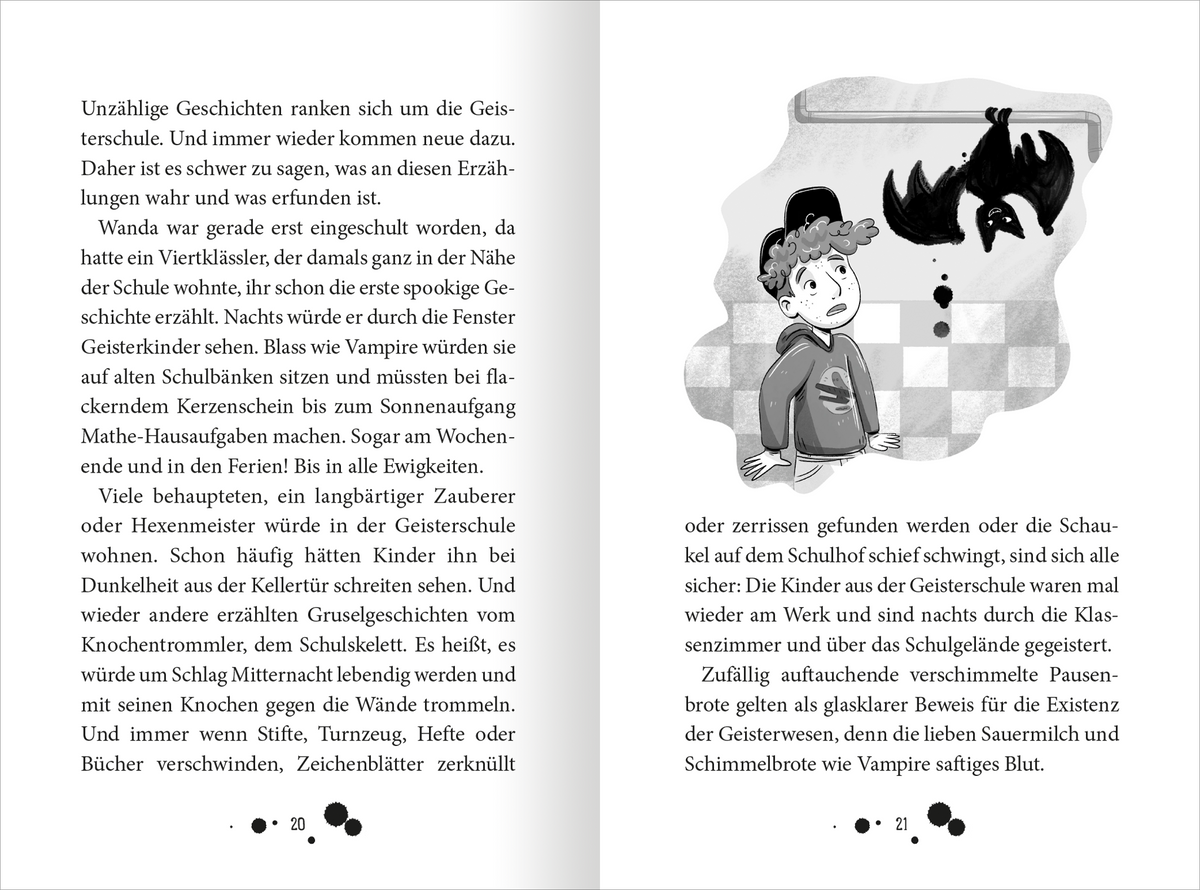 Gezeigt wird eine Innenansicht von „Der Zauber der Tinte – Blaues Wunder in der Schule“. Auf der linken Seite befindet sich ein Textblock mit fließendem, gut lesbarem Schriftbild in schwarzer Typografie auf weißem Hintergrund. Die rechte Seite zeigt eine skizzierte Illustration eines Jungen mit braunem Haar, der überrascht auf einen schwarzen Vampir blickt. Die Farben sind überwiegend monochrom, mit Akzenten in Grau und Texturen, die die geheimnisvolle Stimmung der...