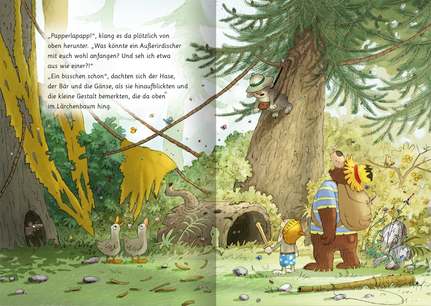 Gezeigt wird eine Innen- oder Zusatzansicht von „Hase und Holunderbär – Bärenstarke Freundschaftsgeschichten“. Die Illustration zeigt eine lebendige, farbenfrohe Szene im Wald, in der ein großer Bär, ein kleiner Hase und zwei Gänse stehen. Der Bär trägt ein gestreiftes T-Shirt, während der Hase einen Hut trägt. Im Hintergrund sind ein Baum und eine Baumhöhle sichtbar. Die Farben sind überwiegend grün, braun und gelb, während die Typografie im Textbereich freundlich und...