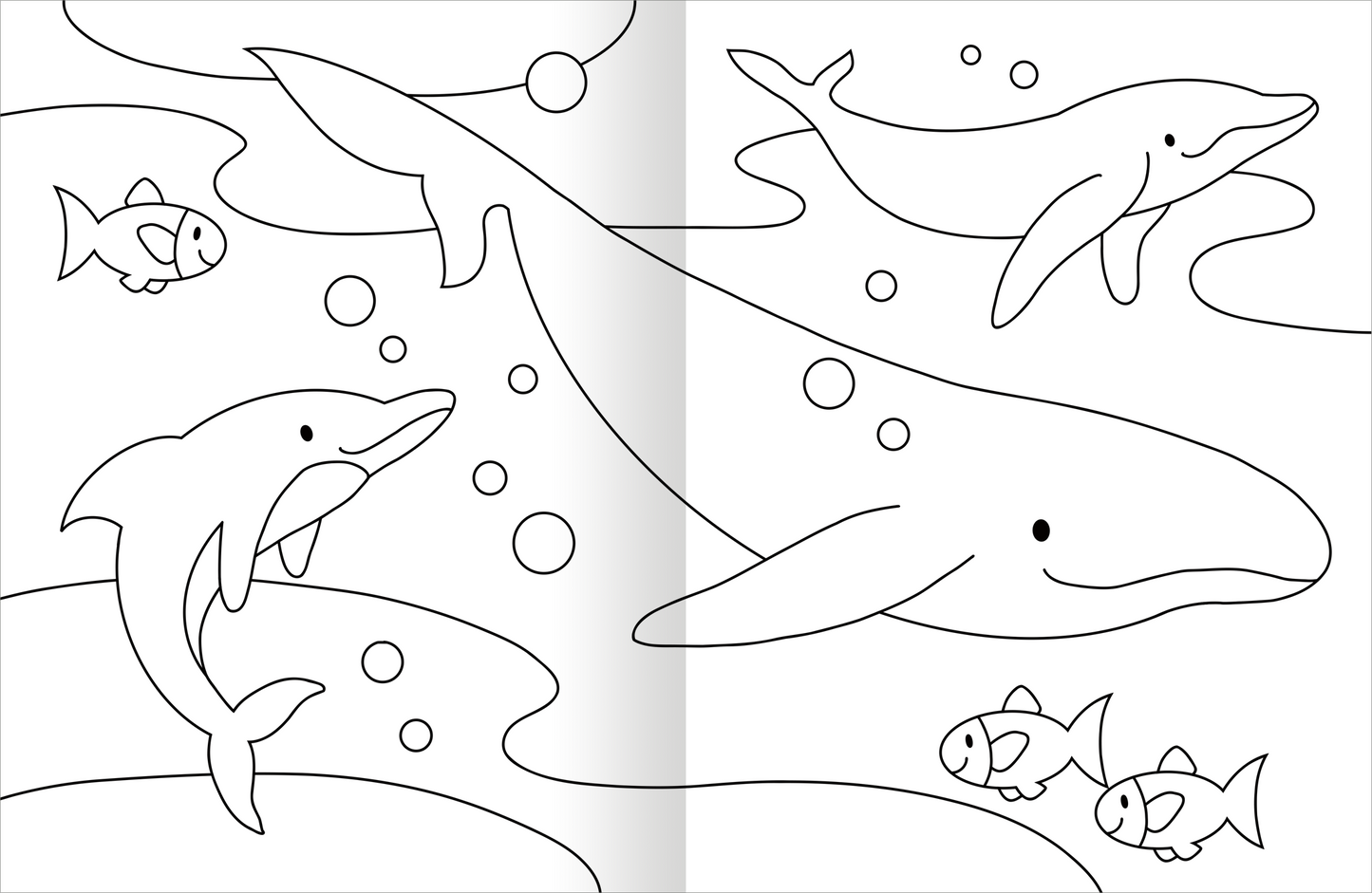 Gezeigt wird eine Innen- oder Zusatzansicht von „Malbuch Tiere“. Die Seite zeigt verschiedene Meerestiere in schwarz-weißen Umrissen. Im Vordergrund schwimmt ein großer Wal, während kleinere Delfine und Fische um ihn herum schwimmen. Es sind Luftblasen und geschwungene Wasserlinien im Hintergrund zu sehen.  Der gesamte Eindruck wirkt spielerisch und einladend.