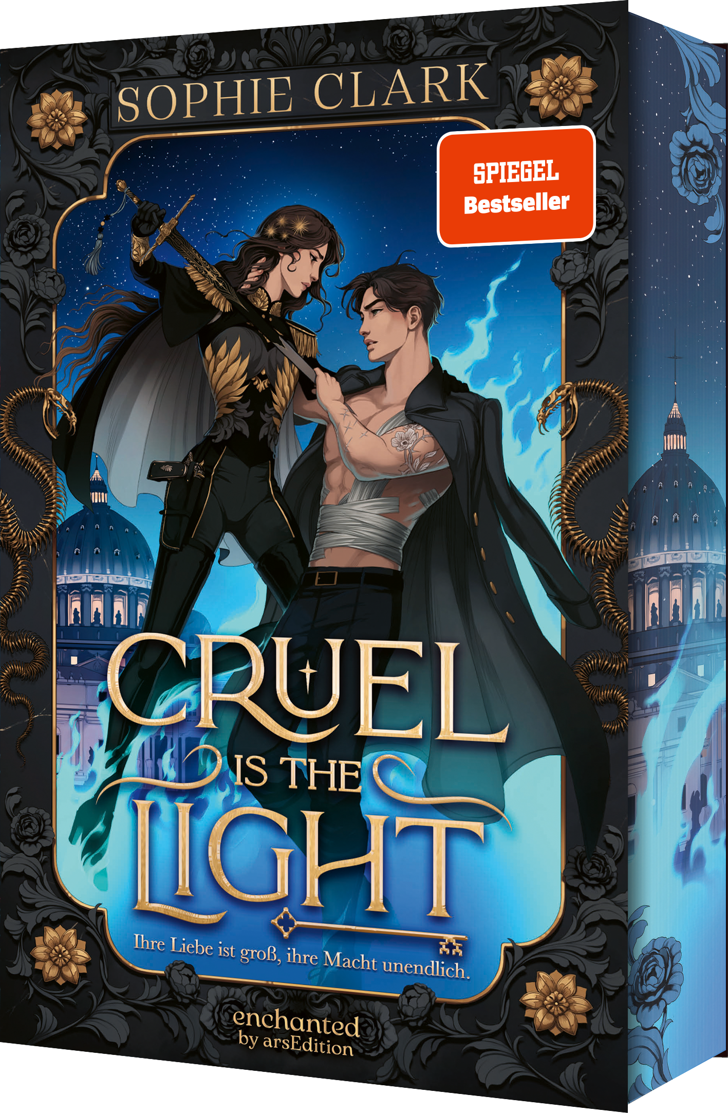 „Cover zeigt zwei Männer in dynamischer, romantisch spannungsgeladener Pose; links ein in schwarzgoldener Rüstung mit Helm und Umhang, rechts ein halbnackter Mann mit offenem Hemd, Tätowierung und dunklem Mantel. Hintergrund leuchtendes Nachtblau mit Kuppelbauten. Goldene Serifenschrift für Buchtitel „CRUEL IS THE LIGHT“, oben steht „SOPHIE CLARK“ in Gold. Roter Button oben rechts mit Text „SPIEGEL Bestseller“. Ornamente schwarzgolden, mystische Atmosphäre. Ganz unten mittig...