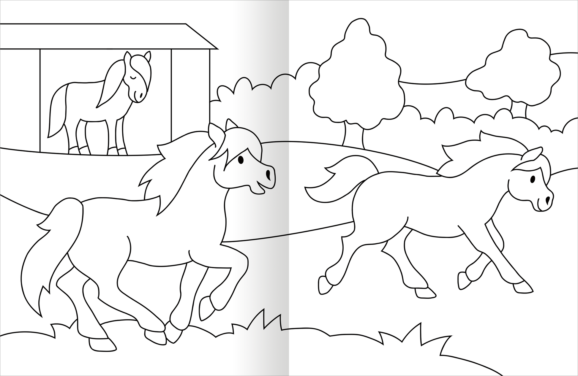 Gezeigt wird eine Innen- oder Zusatzansicht von „Malbuch Bauernhof“. Die Abbildung zeigt eine schwarz-weiße Zeichnung mit zwei laufenden Ponys auf einer grünen Wiese. Im Hintergrund ist ein einfaches Stallgebäude und einige stilisierte Bäume erkennbar. Die Konturen sind klar und deutlich, ideal zum Ausmalen.