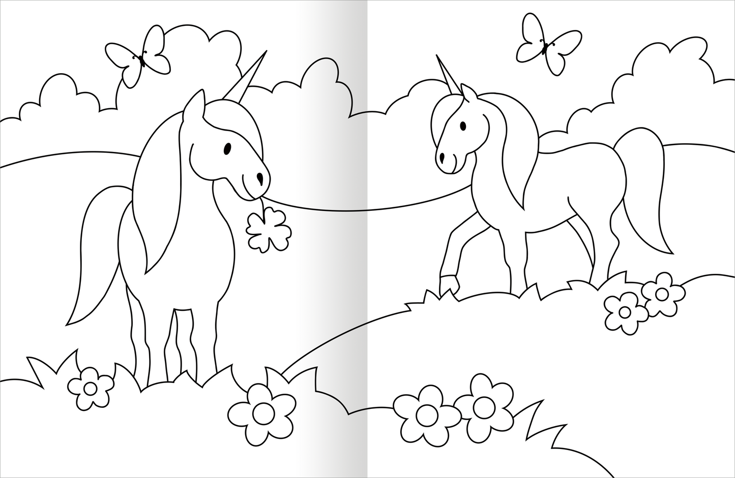 Gezeigt wird eine Innenansicht von „Malbuch Feen & Einhörner“. Die Seite zeigt zwei Einhörner, eines frisst ein Kleeblatt, während das andere steht. Im Hintergrund sind weich gezeichnete Wolken und Schmetterlinge zu sehen. Die Wiese ist mit mehreren stilisierten Blumen bedeckt. Der Bildstil ist einfach und klar, um das Ausmalen zu fördern, und es wird ein kinderfreundliches, verspieltes Design verwendet.