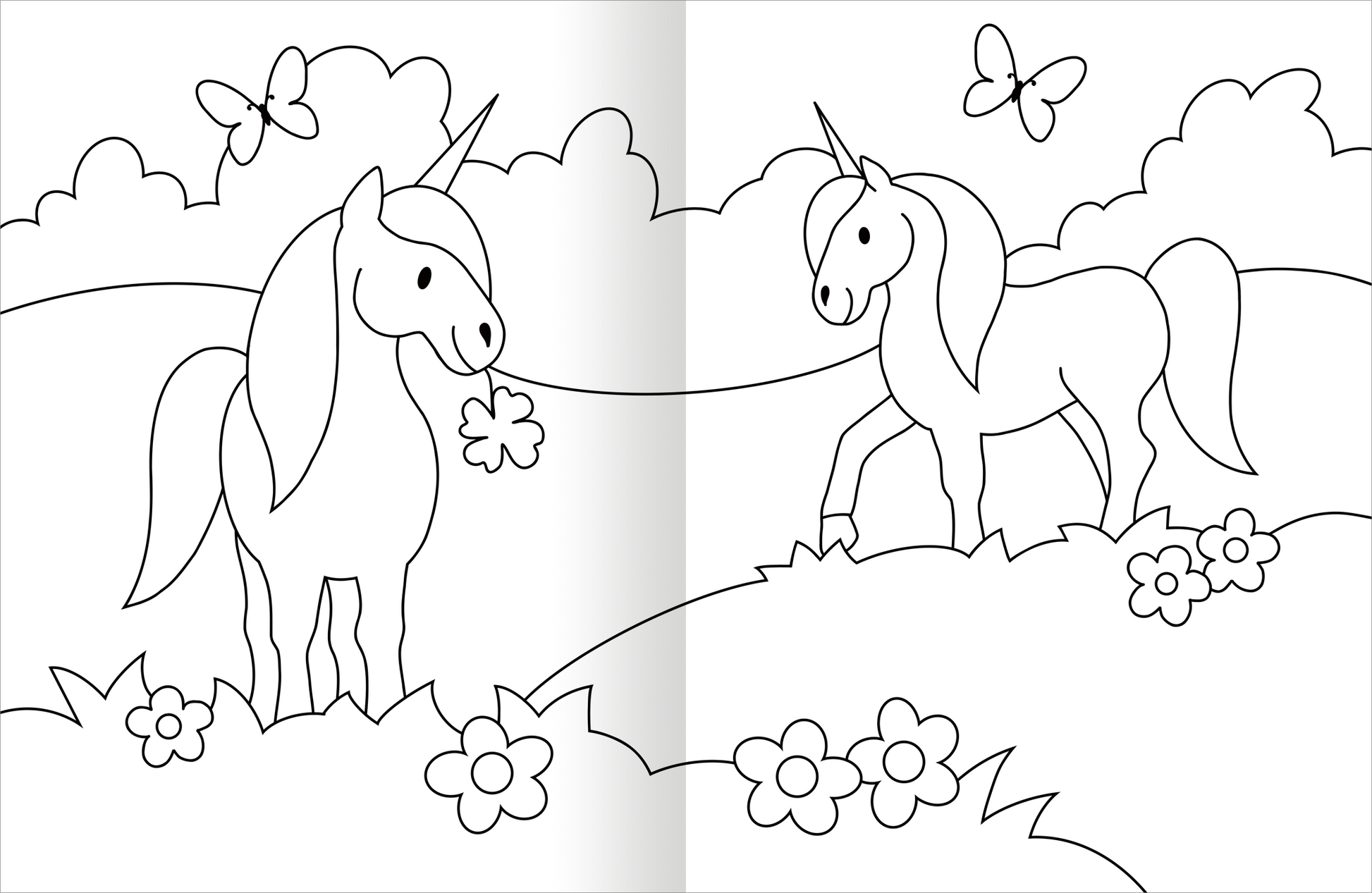 Gezeigt wird eine Innenansicht von „Malbuch Feen & Einhörner“. Die Seite zeigt zwei Einhörner, eines frisst ein Kleeblatt, während das andere steht. Im Hintergrund sind weich gezeichnete Wolken und Schmetterlinge zu sehen. Die Wiese ist mit mehreren stilisierten Blumen bedeckt. Der Bildstil ist einfach und klar, um das Ausmalen zu fördern, und es wird ein kinderfreundliches, verspieltes Design verwendet.