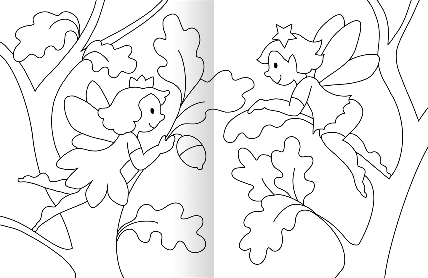 Gezeigt wird eine Innen- oder Zusatzansicht von „Malbuch Feen & Einhörner“. Die Illustration zeigt zwei fröhliche Feen, die in einem Baum mit üppigem Blattwerk spielen. Eine Fee hält einen Eichelzweig, während die andere darüber schwebt. Die Zeichnung ist in klaren, dicken Linien gehalten, um das Ausmalen zu erleichtern. Der Hintergrund ist leer, wodurch die zentrale Szene mit den Feen hervorgehoben wird. Die Darstellung ist in einem verspielten Stil gehalten, ideal für Kinder.