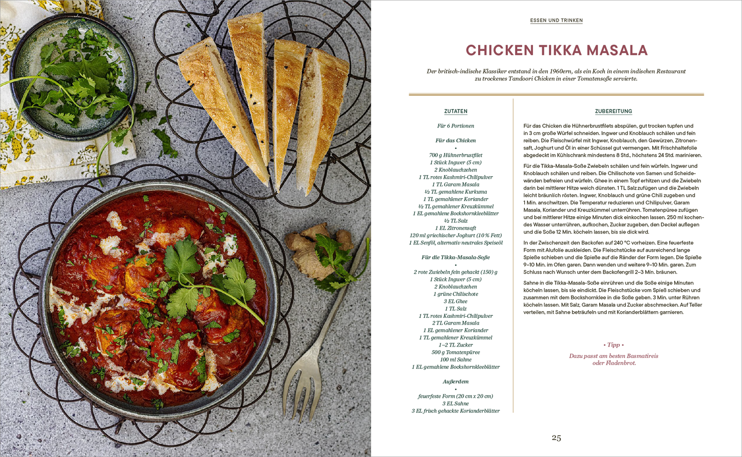 Gezeigt wird eine Innen- oder Zusatzansicht von „Reif für die Insel“. Auf der linken Seite findet sich ein intensiv rotes Gericht, Chicken Tikka Masala, serviert in einer runden Schüssel, garniert mit frischem Koriander. Daneben liegen drei goldbraun gebackene Fladenbrote auf einem runden Drahtgestell. Im Hintergrund ist eine hellgrüne Serviette mit floralem Muster zu sehen. Auf der rechten Seite sind die Rezeptangaben in klarer, serifenloser Schrift auf hellem Hintergrund dargestellt,...