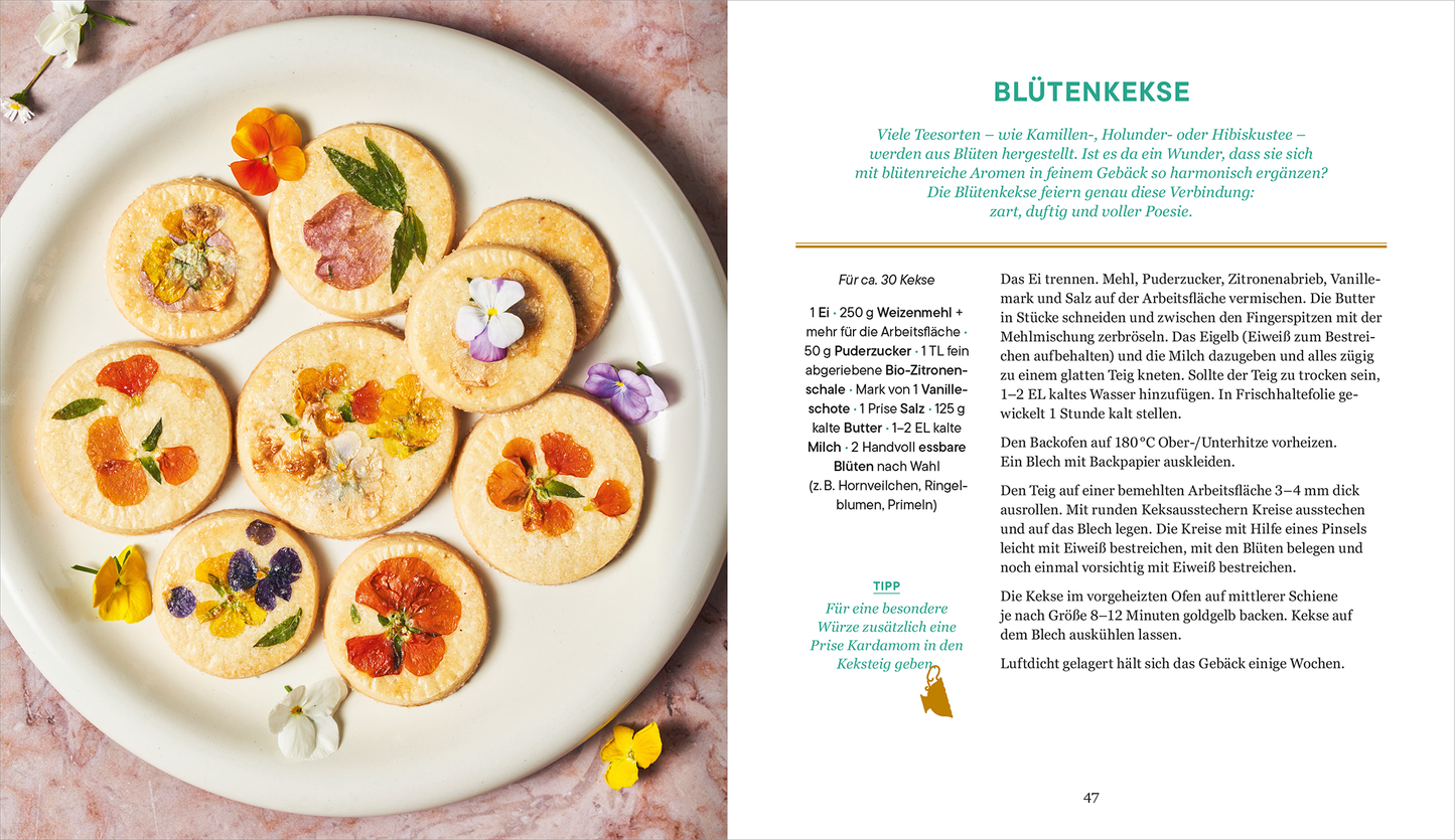 Gezeigt wird eine Innen- oder Zusatzansicht von „More than a Cup of Tea“. Die Seite präsentiert ein Rezept für Brioche mit Garnelen-Tempura und Fenchel-Remoulade. Im oberen Bereich steht der Titel in einer klaren, modernen Serifenschrift. Unter dem Titel befinden sich Zutaten und Zubereitungshinweise in gut lesbarer, schlichter Sans-Serif-Schrift. Die Farben sind überwiegend pastel und erdig, was eine angenehme, einladende Atmosphäre schafft. Auf der linken Seite ist ein ansprechend...