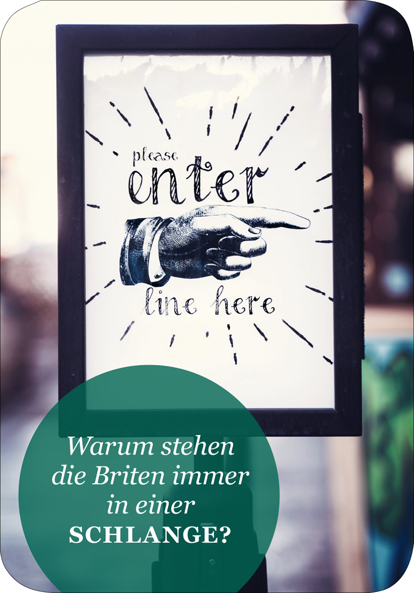 Gezeigt wird eine Innen- oder Zusatzansicht von „It´s so very British!“. Im Mittelpunkt steht ein Schild mit der Aufschrift „please enter“ in verschnörkelter Schrift und einem hervorgehobenen „enter“ in Großbuchstaben. Ein elegant gezeichnete Hand zeigt auf das Wort „line here“. Die Farben sind überwiegend schwarz und weiß mit einem grünen, runden Hintergrund im unteren Bereich, auf dem die Frage „Warum stehen die Briten immer in einer SCHLANGE?“ in geschwungener,...