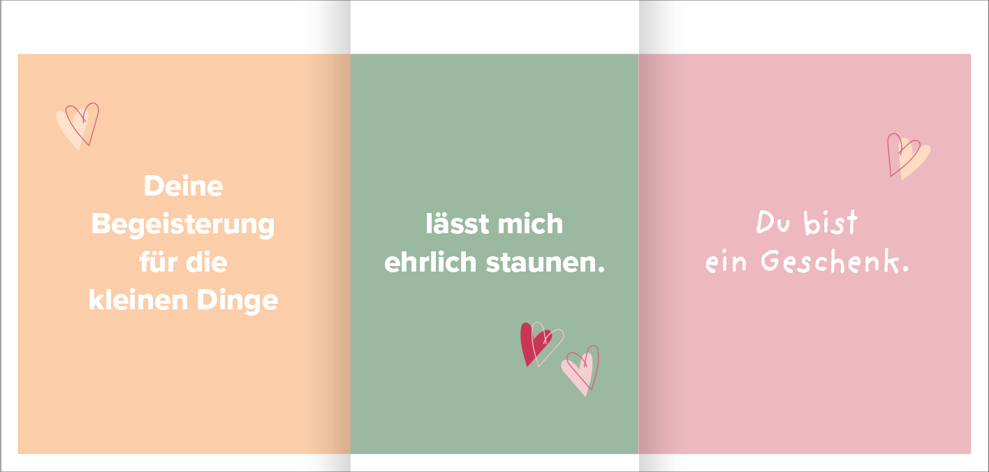 Gezeigt wird eine Innen- oder Zusatzansicht von „Liebeslotterie“. Die Gestaltung zeigt drei farbige Abschnitte: orange, grün und rosa. Auf dem orangenen Hintergrund steht in großer, weißer Schrift „Deine Begeisterung für die kleinen Dinge“. Der grüne Abschnitt enthält den Text „lässt mich ehrlich staunen“ und ist mit zarten roten und rosa Herzen verziert. Im rosa Bereich steht „Du bist ein Geschenk“ in einer schlichten, weißen Schrift. Die insgesamt sanfte Farbpalette...