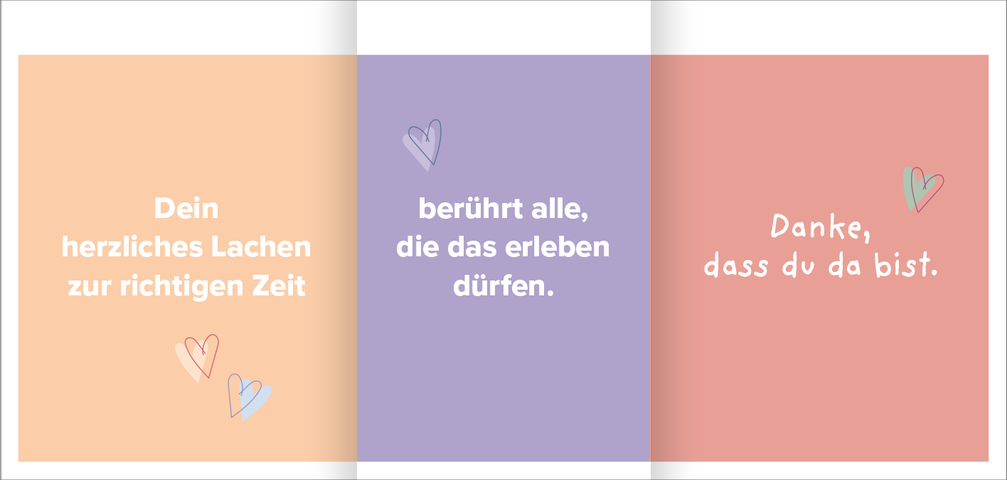 Gezeigt wird eine Innen- oder Zusatzansicht von „Liebeslotterie“. Die Ansicht zeigt drei gleich große Felder in sanften Pastellfarben: Orange, Lila und Rosa. In jedem Feld steht eine kurze, herzliche Botschaft in weißer, verspielter Typografie. Zarte, bunte Herzchen sind dekorativ platziert. Die Texte vermitteln Dankbarkeit und Wertschätzung, unterstrichen durch die sanften Farbtöne, die eine freundliche und einladende Atmosphäre schaffen.