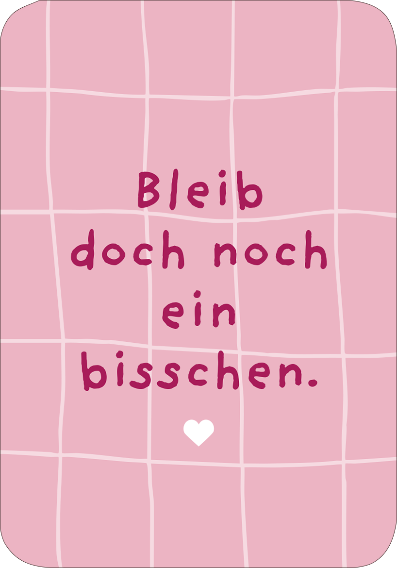 Gezeigt wird eine Innen- oder Zusatzansicht von „50 ungewöhnliche Liebeserklärungen“. Der Hintergrund ist in sanftem Rosa gehalten und zeigt ein feines, gestreiftes Muster. In der Mitte steht in einer verspielten Schriftart der Text „Bleib doch noch ein bisschen.“ in tiefem Rot. Unterhalb des Textes befindet sich ein kleines, weißes Herz, das die Botschaft auf liebevolle Weise ergänzt. Die freundliche Gestaltung vermittelt Wärme und Zuneigung.