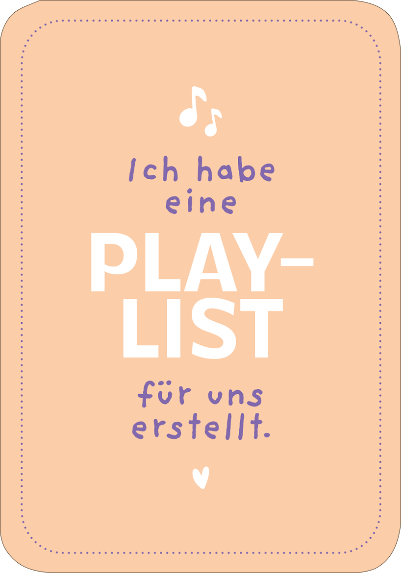Gezeigt wird eine Innen- oder Zusatzansicht von „50 ungewöhnliche Liebeserklärungen“. Die Ansicht zeigt einen hellen, pfirsichfarbenen Hintergrund mit einer großen, weißen Schrift, die das Wort „PLAYLIST“ hervorhebt. Darunter steht in lila Schrift: „Ich habe eine“ und „für uns erstellt.“ Ein kleines Notensymbol und ein Herz ergänzen das Design. Die Kombination aus verspielter Typografie und sanften Farben vermittelt eine romantische und einladende Stimmung.