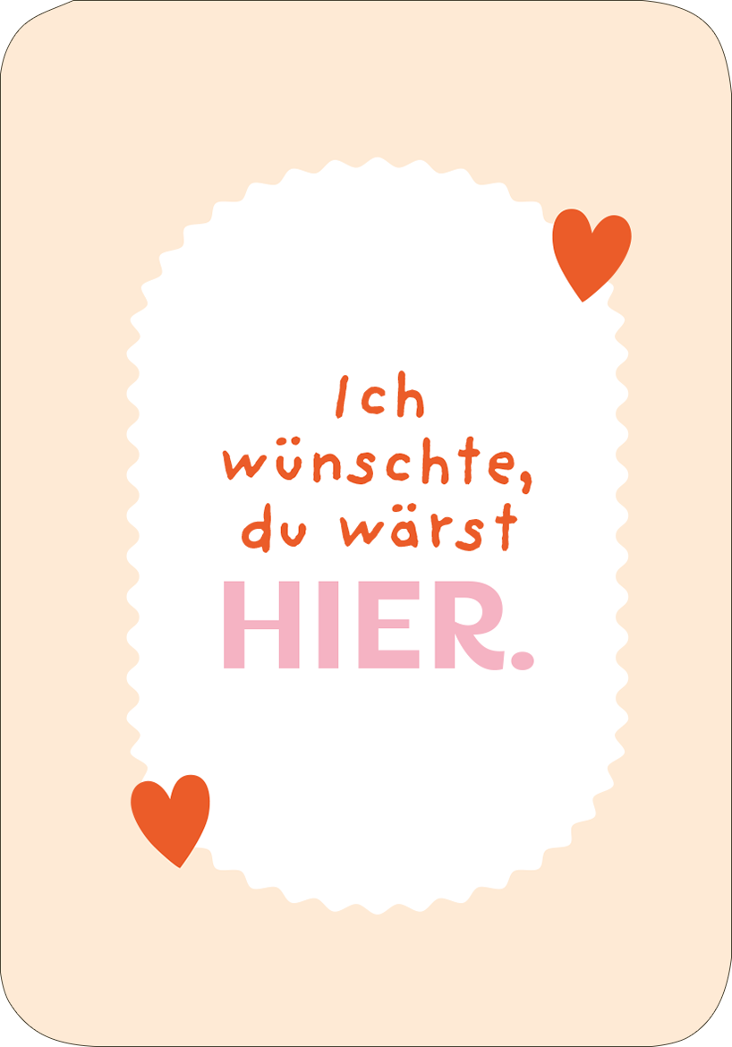 Gezeigt wird eine Innen- oder Zusatzansicht von „50 ungewöhnliche Liebeserklärungen“. Die Gestaltung ist in sanften, pastelartigen Farben gehalten. Der Hintergrund ist hellbeige, umrahmt von einer gewellten weißen Kontur. In der Mitte steht in auffälliger, roter und rosa Typografie „Ich wünschte, du wärst HIER.“ Die Worte sind verspielt angeordnet, umgeben von zwei kleinen roten Herzchen, was eine liebevolle und einladende Stimmung vermittelt.