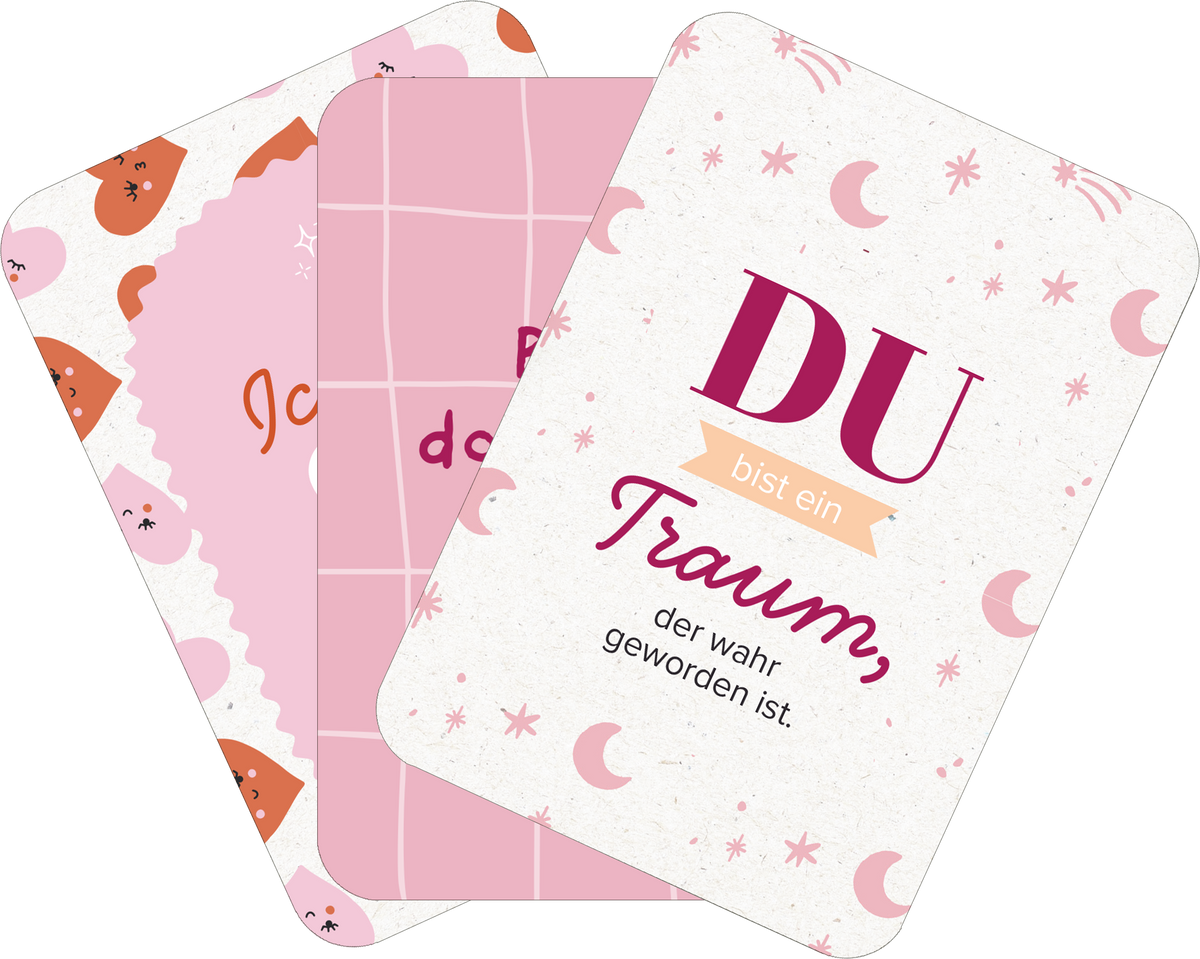 Gezeigt wird eine Innen- oder Zusatzansicht von „50 ungewöhnliche Liebeserklärungen“. Die Karteikarten sind in sanften Rosa- und Pastelltönen gehalten. Auf einer Karte steht in großen, pinken Buchstaben „DU“, gefolgt von „bist ein Traum, der wahr geworden ist“ in einer eleganten Schrift. Eine andere Karte zeigt ein Gittermuster in Rosa mit kleinen, verspielten Illustrationen. Die verschiedenen grafischen Elemente und warmen Farben verleihen dem Design eine freundliche und...