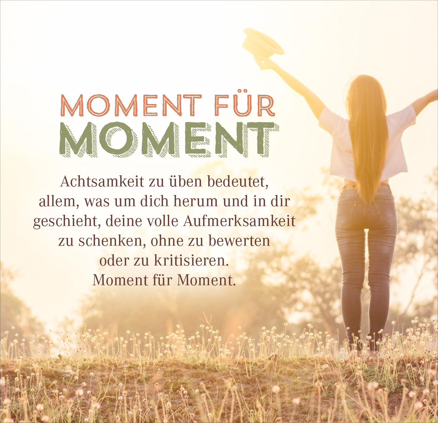Gezeigt wird eine Innen- oder Zusatzansicht von „Nimm dir Zeit für Achtsamkeit“. Der Hintergrund ist in sanften, warmen Farbtönen gehalten, die eine friedliche Atmosphäre ausstrahlen. In der Mitte steht der Text „MOMENT FÜR MOMENT“ in einer großen, modernen Schriftart, die in einem kräftigen Grün und einem sanften Orange präsentiert wird. Darunter folgt ein erklärender Text in einer schlichten, gut lesbaren Typografie, die die Botschaft der Achtsamkeit vermittelt.