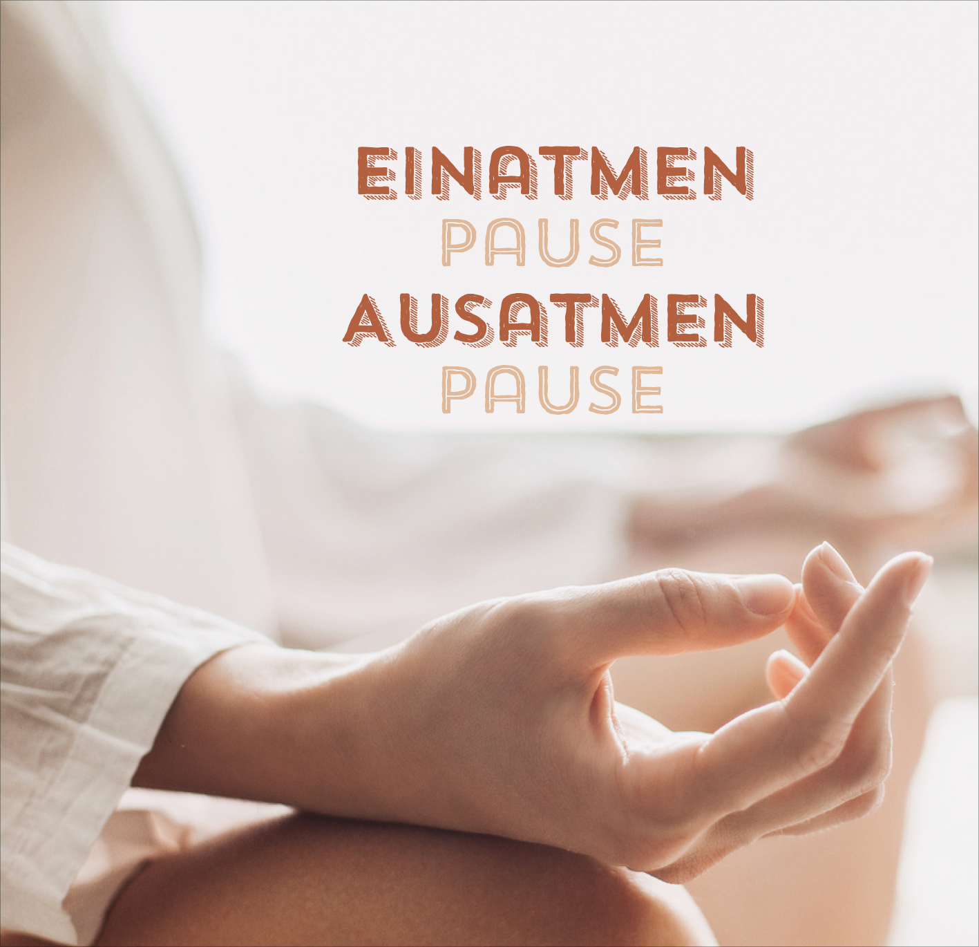 Gezeigt wird eine Innen- oder Zusatzansicht von „Nimm dir Zeit für Achtsamkeit“. Die Darstellung zeigt eine Hand, die in einer meditativen Geste positioniert ist, mit einem sanften, neutralen Hintergrund. Darüber sind die Worte „EINATMEN“ und „AUSATMEN“ in einer serifenlosen, leicht verspielten Typografie angeordnet. Die Farben sind warm und erdig, ergänzt durch eine zusätzliche Betonung mit dem Wort „PAUSE“ in einer helleren Schrift, was die Achtsamkeit und Ruhe...