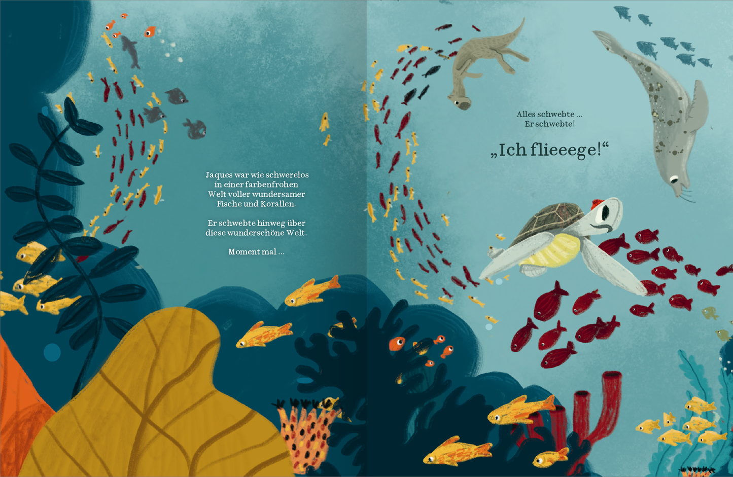 Gezeigt wird eine Innen- oder Zusatzansicht von „Die kleine Schildkröte, die vom Fliegen träumte“. Die Illustration zeigt eine lebendige Unterwasserlandschaft mit bunten Fischen in Rot- und Blautönen, umgeben von leuchtend gelben und grünen Pflanzen. In der Mitte schwimmt die Schildkröte mit einem fröhlichen Gesichtsausdruck und schwingenden Flossen. Die Typografie ist spielerisch und in einer großen, gut lesbaren Schrift gestaltet, welche die Worte „Ich flieeeege!“ betont.