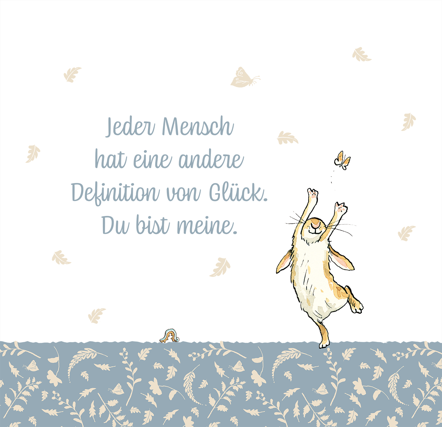 Gezeigt wird eine Innen- oder Zusatzansicht von „Weißt du eigentlich, wie lieb ich dich hab? 365 Liebesbotschaften für dich“. Die Illustration zeigt einen fröhlichen Hasen, der mit outgestreckten Pfoten springt, um eine Schmetterling zu fangen. Der Hintergrund ist hell und sanft in Weiß gehalten, während der untere Teil in einem zarten Blau mit floralen Mustern gestaltet ist. Der Text in geschwungener, grauer Schrift hebt die Botschaft hervor: „Jeder Mensch hat eine andere Definition...