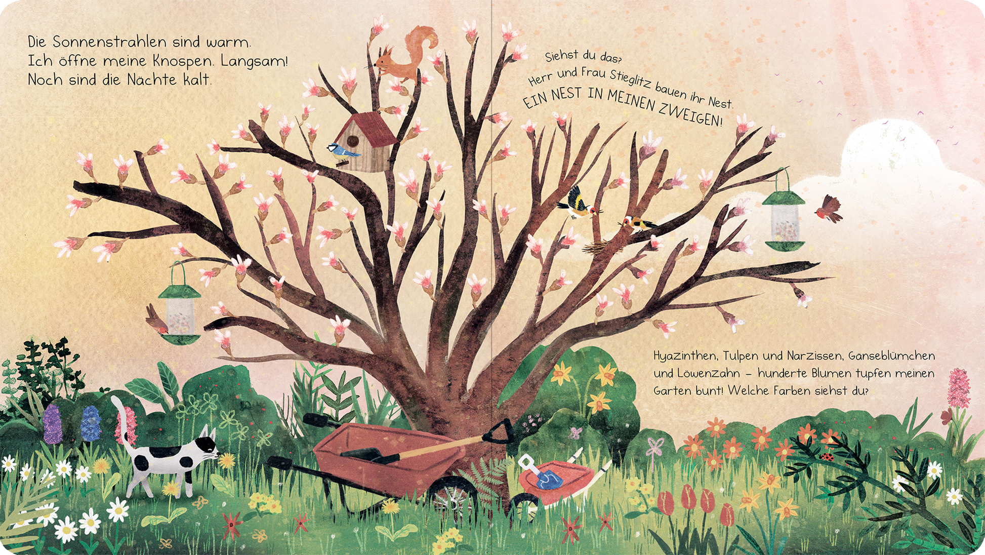 Gezeigt wird eine Innen- oder Zusatzansicht von „Das Nest in meinen Zweigen“. Die Illustration zeigt einen großen, blühenden Baum mit zarten rosa Blüten, in dessen Ästen Vögel und ein Vogelhaus zu sehen sind. Darunter steht eine Schubkarre, umgeben von bunten Blumen wie Hyazinthen und Narzissen. Im Hintergrund erhellt ein sanftes Licht die Szene, während der Text in verspielter Schrift das Naturthema unterstreicht. Lebendige Farben vermitteln eine frühlingshafte Atmosphäre.