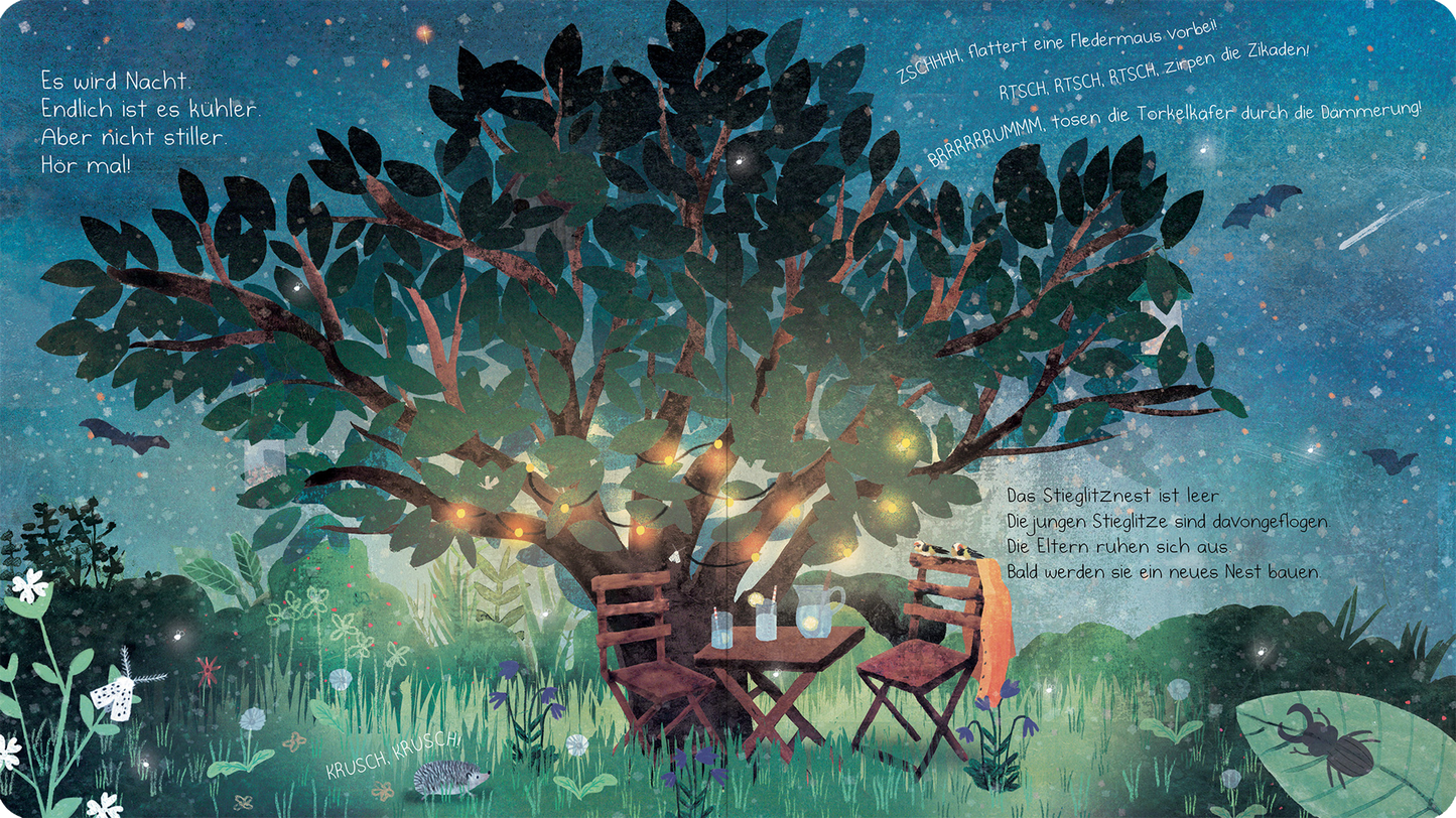 Gezeigt wird eine Innenansicht von „Das Nest in meinen Zweigen“. Die Illustration zeigt einen großen, einladenden Baum in einer sternenklaren Nacht mit leuchtenden Lichtern, die an seinen Ästen hängen. Darunter stehen zwei Holzstühle und ein Tisch, auf dem zwei Gläser platziert sind. Die Farbpalette ist überwiegend in beruhigenden Blau- und Grüntönen gehalten, während die Typografie verspielt und in handschriftlicher Form erscheint. Elemente wie Gras, Blumen und Fledermäuse...