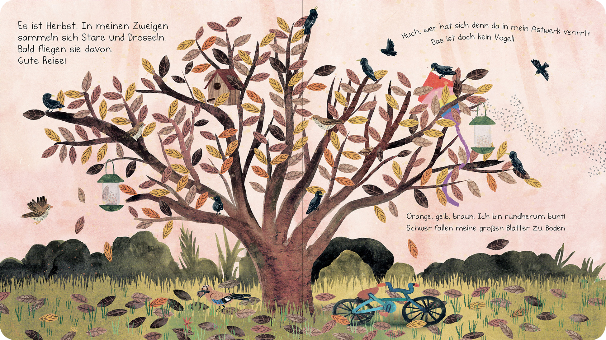 Gezeigt wird eine Innen- oder Zusatzansicht von „Das Nest in meinen Zweigen“. Die Illustration zeigt einen großen Baum in herbstlichen Farben, darunter Orange, Gelb und Braun. Vögel sitzen auf Ästen und Futterhäuschen, während einzelne Blätter sanft herabfallen. Im Vordergrund ist ein altes, buntes Fahrrad zu sehen, umgeben von Gräsern und kleinen Tieren. Der Text in kindgerechter Schrift ist auf der linken Seite platziert und vermittelt eine herbstliche Atmosphäre.