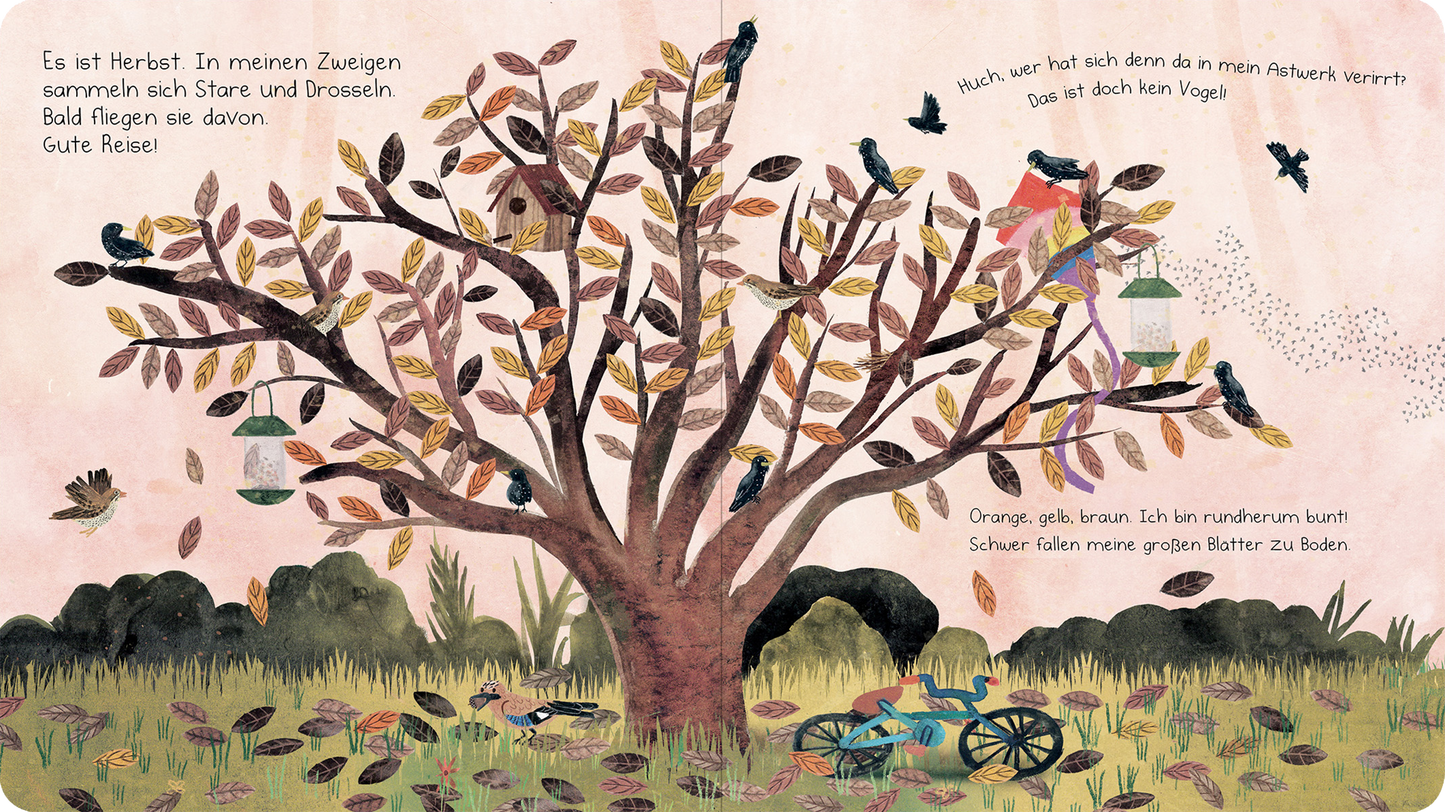 Gezeigt wird eine Innen- oder Zusatzansicht von „Das Nest in meinen Zweigen“. Die Illustration zeigt einen großen Baum in herbstlichen Farben, darunter Orange, Gelb und Braun. Vögel sitzen auf Ästen und Futterhäuschen, während einzelne Blätter sanft herabfallen. Im Vordergrund ist ein altes, buntes Fahrrad zu sehen, umgeben von Gräsern und kleinen Tieren. Der Text in kindgerechter Schrift ist auf der linken Seite platziert und vermittelt eine herbstliche Atmosphäre.