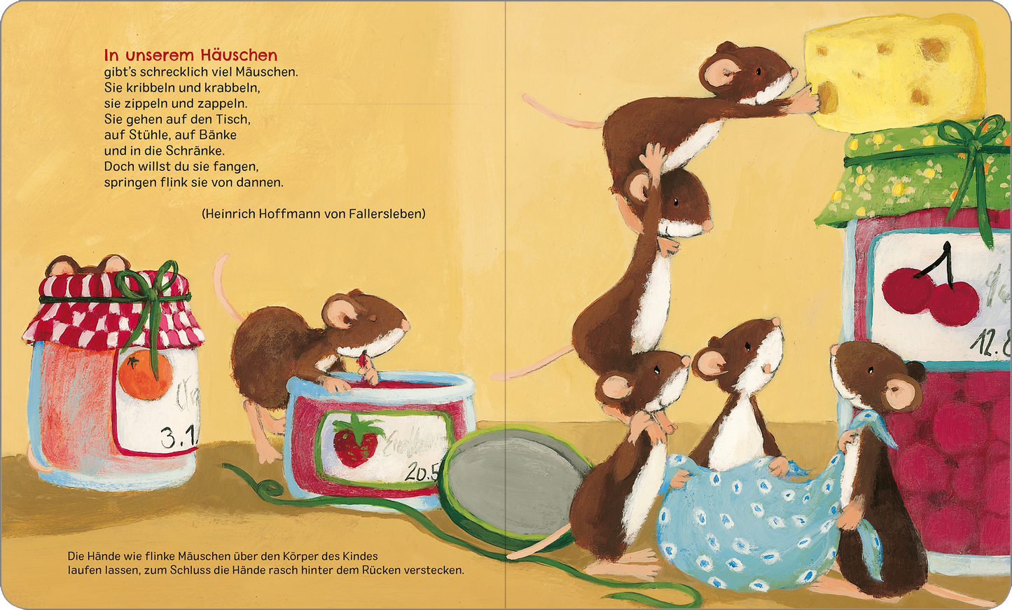 Gezeigt wird eine Innenansicht von „Zehn kleine Zappelfinger“. Die Illustration zeigt mehrere kleine Mäuschen, die lebhaft um ein bunt gedecktes Tischchen herumtummeln. Die Mäuse haben braunes Fell und schelmische Gesichtsausdrücke. Der Hintergrund ist in sanften Gelbtönen gehalten, während die Snacks in bunten Dosen und Gläsern arrangiert sind. Die Typografie des Textes ist spielerisch und kindgerecht, wahlweise in großen, klaren Buchstaben und vermittelt eine fröhliche Stimmung.