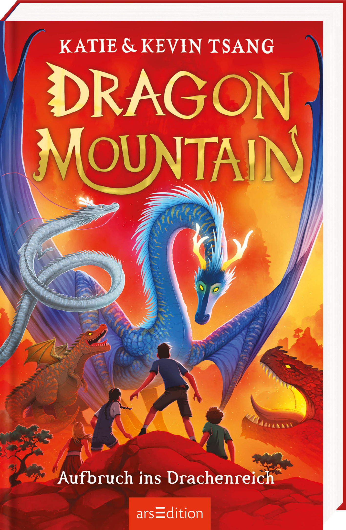 Das Buchcover „Dragon Mountain“ von Katie und Kevin Tsang zeigt einen großen, majestätischen blauen Drachen, der vor einer beeindruckenden Berglandschaft steht. Ihm gegenüber sind vier Kinder abgebildet. Die Farben sind lebhaft mit intensivem Rot, Orange und Blau, die eine abenteuerliche Atmosphäre erzeugen. In der Mitte steht der Titel in geschwungener, goldener Schrift. Ganz unten mittig steht der Logoschriftzug von arsEdition.