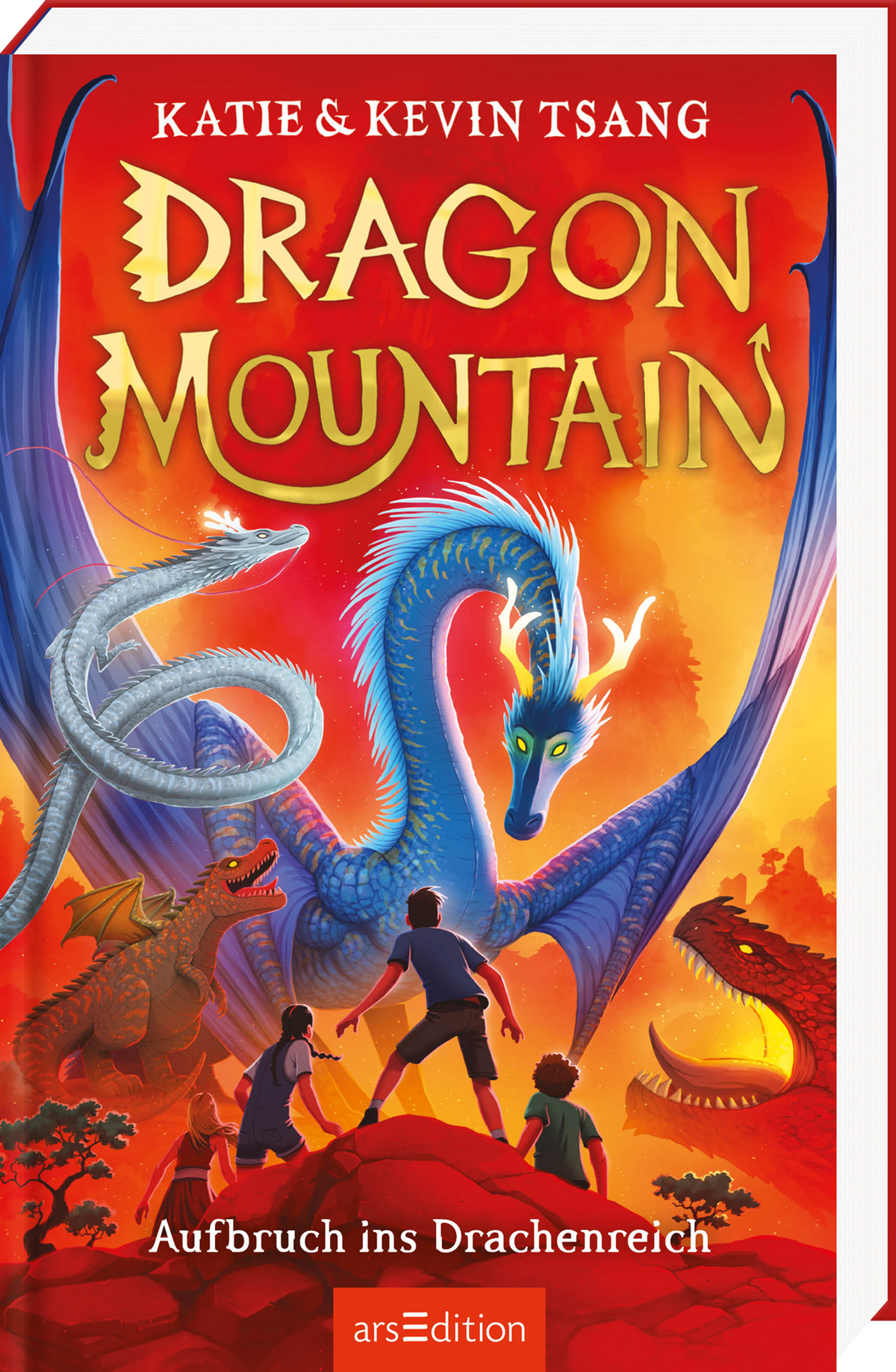 Das Buchcover „Dragon Mountain“ von Katie und Kevin Tsang zeigt einen großen, majestätischen blauen Drachen, der vor einer beeindruckenden Berglandschaft steht. Ihm gegenüber sind vier Kinder abgebildet. Die Farben sind lebhaft mit intensivem Rot, Orange und Blau, die eine abenteuerliche Atmosphäre erzeugen. In der Mitte steht der Titel in geschwungener, goldener Schrift. Ganz unten mittig steht der Logoschriftzug von arsEdition.