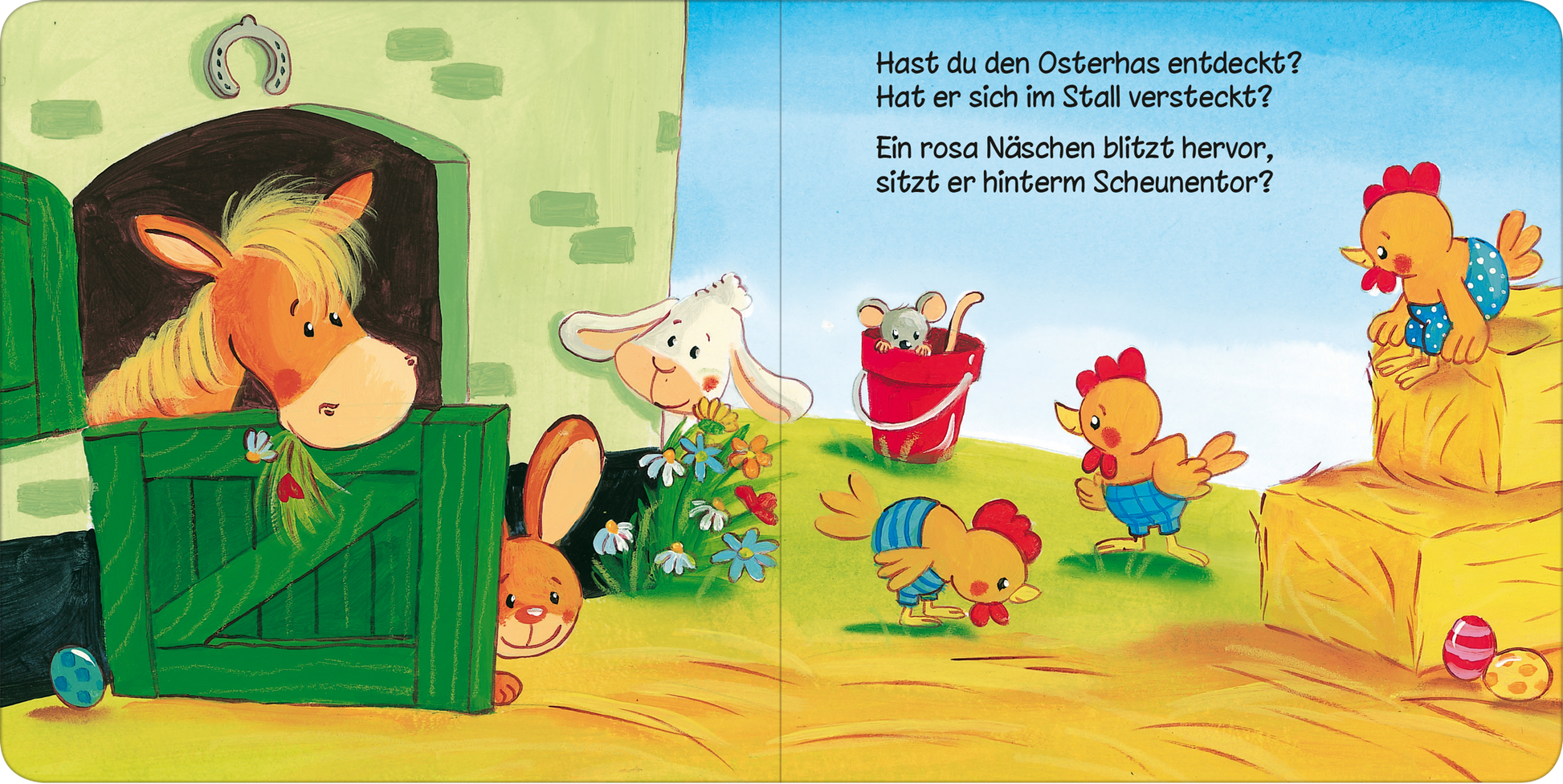 Gezeigt wird eine Innen- oder Zusatzansicht von „Wo bist du, kleiner Osterhase?“. Die farbenfrohe Illustration zeigt einen Stall mit einem neugierigen Pferd und einem Schaf, die aus dem Stall blicken. Im Vordergrund sind fröhliche Küken zu sehen, während ein Huhn auf einem Kasten sitzt. Der Hintergrund ist grün und mit bunten Blumen geschmückt. Die Schrift ist kindgerecht und gut lesbar, die Farben sind hell und einladend, was eine lebendige und spielerische Atmosphäre schafft.