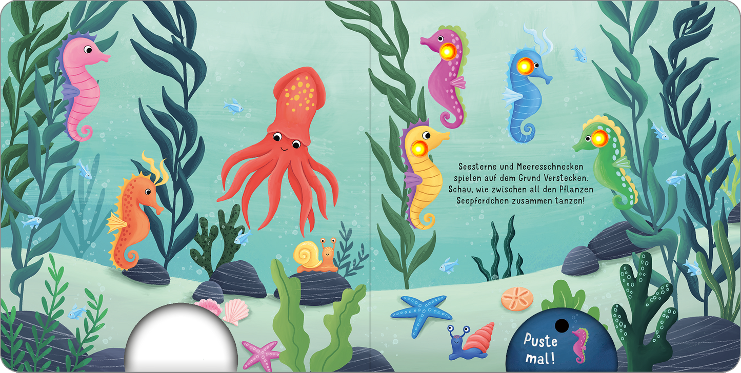 Gezeigt wird eine Innen- oder Zusatzansicht von „Mein liebstes Pustebuch – Unter Wasser“. Die Seite zeigt eine lebendige Unterwasserlandschaft mit einer Vielzahl von bunten Meeresbewohnern, darunter ein roter Oktopus und mehrere Seepferdchen in unterschiedlichen Farben. Die Farbpalette umfasst sanfte Blautöne sowie lebhafte Akzente in Gelb, Rot und Pink. Die Typografie ist freundlich und kindgerecht, mit einer klaren Schrift, die in der Mitte der Seite platziert ist und zum Mitmachen...