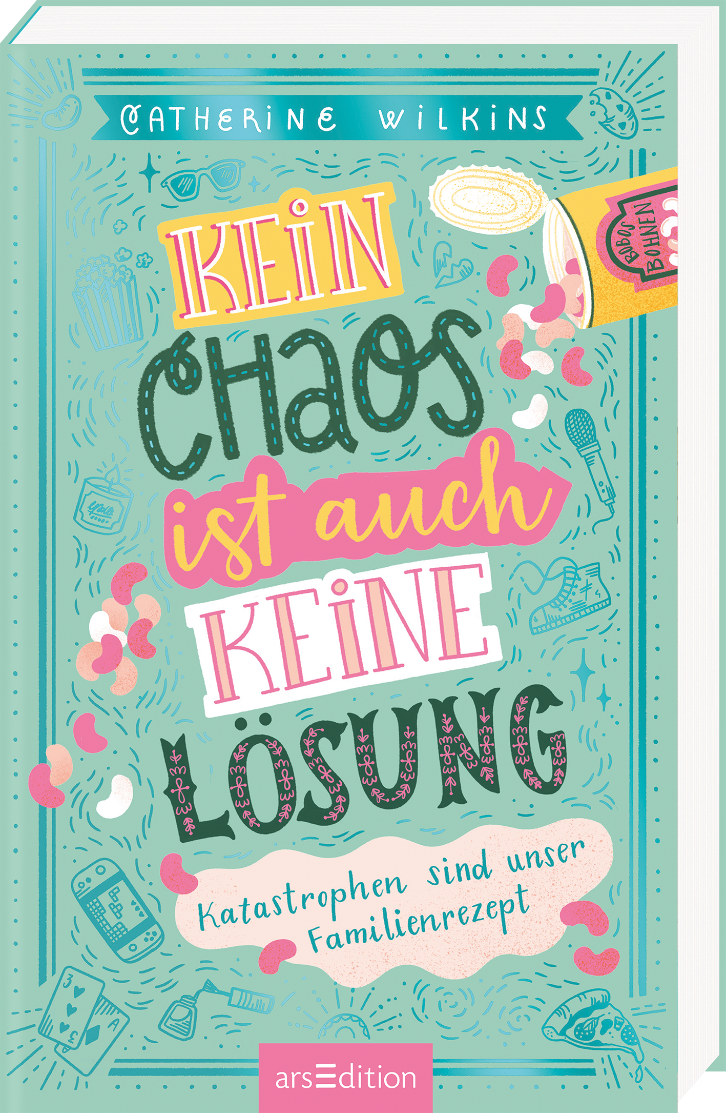 Das Buchcover zeigt einen hellen, mintgrünen Hintergrund, der mit verschiedenen Illustrationen von Küchenutensilien und Süßigkeiten verziert ist. Der Titel „KEIN CHAOS ist auch KEINE LÖSUNG“ ist in verschiedenen, lebhaften Farben und verspielten Schriftarten gestaltet. Unter dem Titel befindet sich der Untertitel „Katastrophen sind unser Familienrezept“ in einer schlichten Schrift. Der Name der Autorin Catherine Wilkins ist oben platziert. Ganz unten mittig steht der Logoschriftzug...