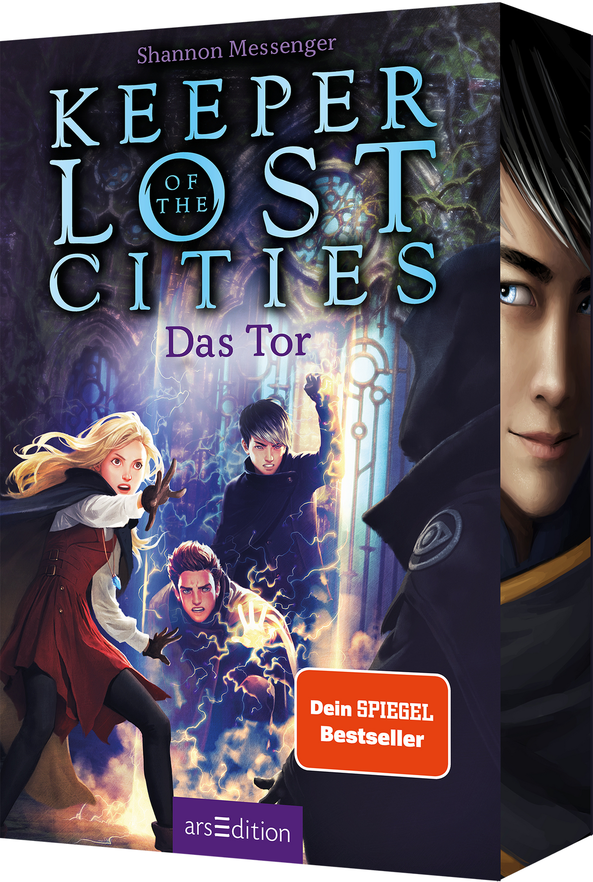 Das Buchcover von „Keeper of the Lost Cities: Das Tor“ zeigt eine dramatische Szene mit mehreren Charakteren in einem mystischen Wald. Im Vordergrund steht ein Mädchen mit blonden Haaren in rot-schwarzer Kleidung, hinter ihr sind zwei Jungen abgebildet und neben ihr eine weitere Figur. Der Hintergrund ist in Blautönen gehalten, mit lila und grünen Lichtakzenten. Der Titel ist prominent in großen, blauen Buchstaben platziert. Darüber der Name der Autorin Shannon Messenger. Unten ist ein...