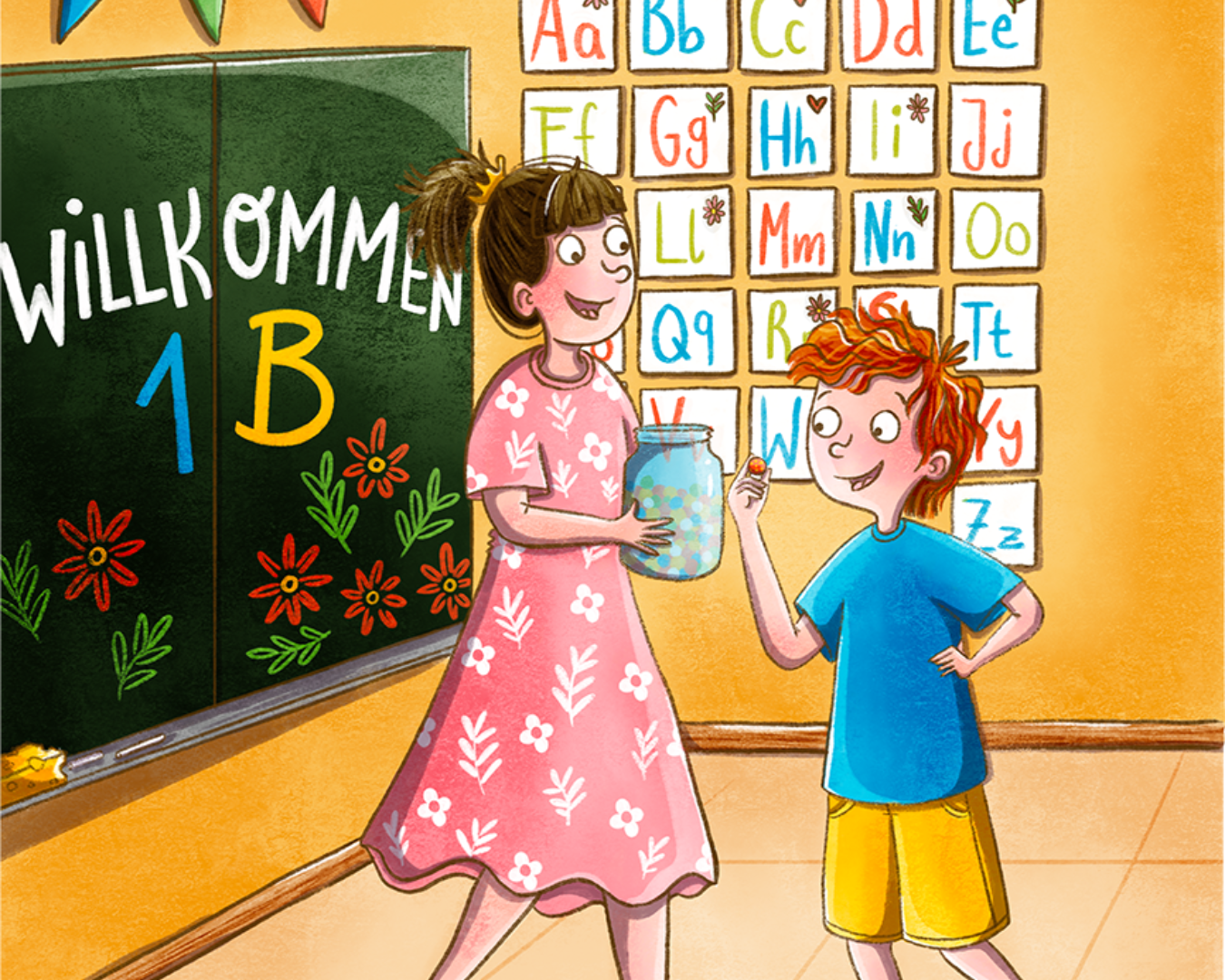 „Illustration eines Klassenzimmers zur Einschulung. Links steht eine Tafel mit der Aufschrift ‚Willkommen 1B‘, verziert mit bunten Blumen. Rechts im Bild ist eine Alphabet-Wand mit großen und kleinen Buchstaben in verschiedenen Farben. Ein Mädchen im rosa Kleid hält ein Glas mit kleinen Zetteln, während ein Junge mit roten Haaren und gelbem Shorts darauf zeigt. Die Szene strahlt eine einladende, fröhliche Atmosphäre aus.“