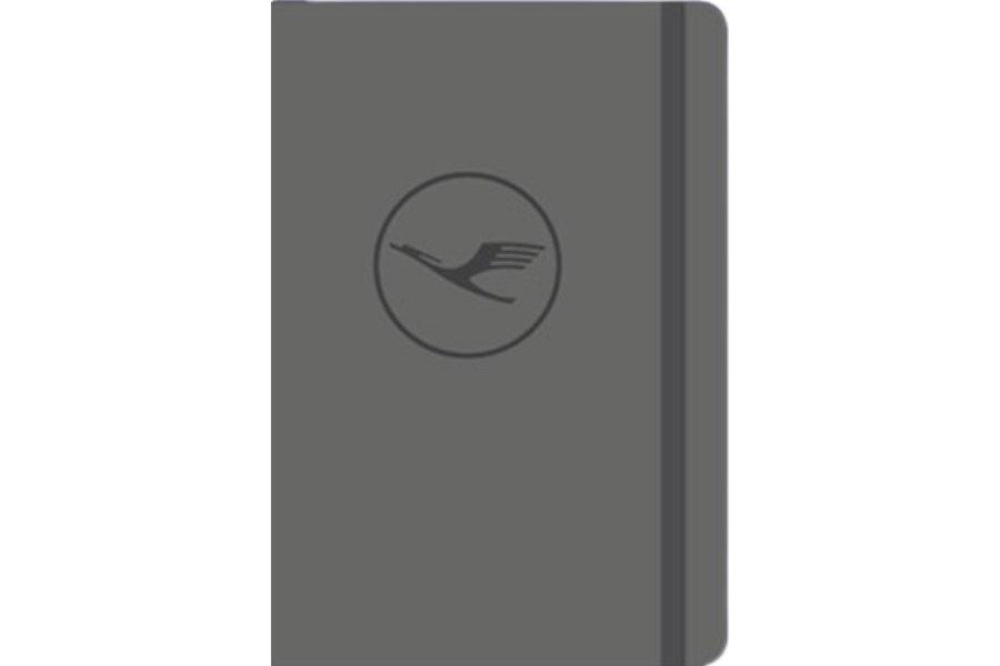 Dunkelgraues Notizbuch mit einem geprägten Lufthansa-Logo in der Mitte, das einen Kranich im Flug zeigt. Schlichtes Design mit einem elastischen Verschlussband.