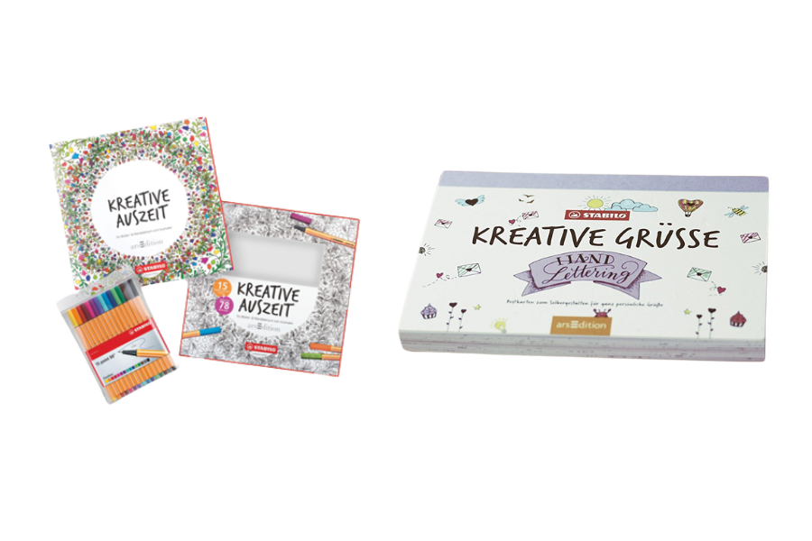 Set aus kreativen Mal- und Bastelbüchern mit Buntstiften. Links befinden sich die Bücher „Kreative Auszeit“ mit detaillierten Ausmalmotiven, rechts das Buch „Kreative Grüße – Hand Lettering“ mit Anleitungen zur Gestaltung von Grußkarten.