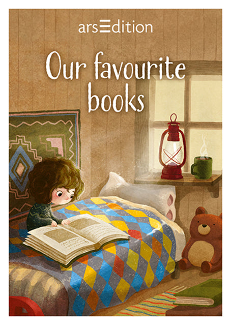 Cover mit dem Titel 'Our Favourite Books', das eine gemütliche Kinderzimmer-Szene zeigt. Ein offenes Buch liegt auf einem bunten, karierten Bett, im Hintergrund ein Fenster mit einer roten Laterne und einem grünen Becher auf der Fensterbank. Rechts sitzt ein brauner Teddybär auf dem Boden