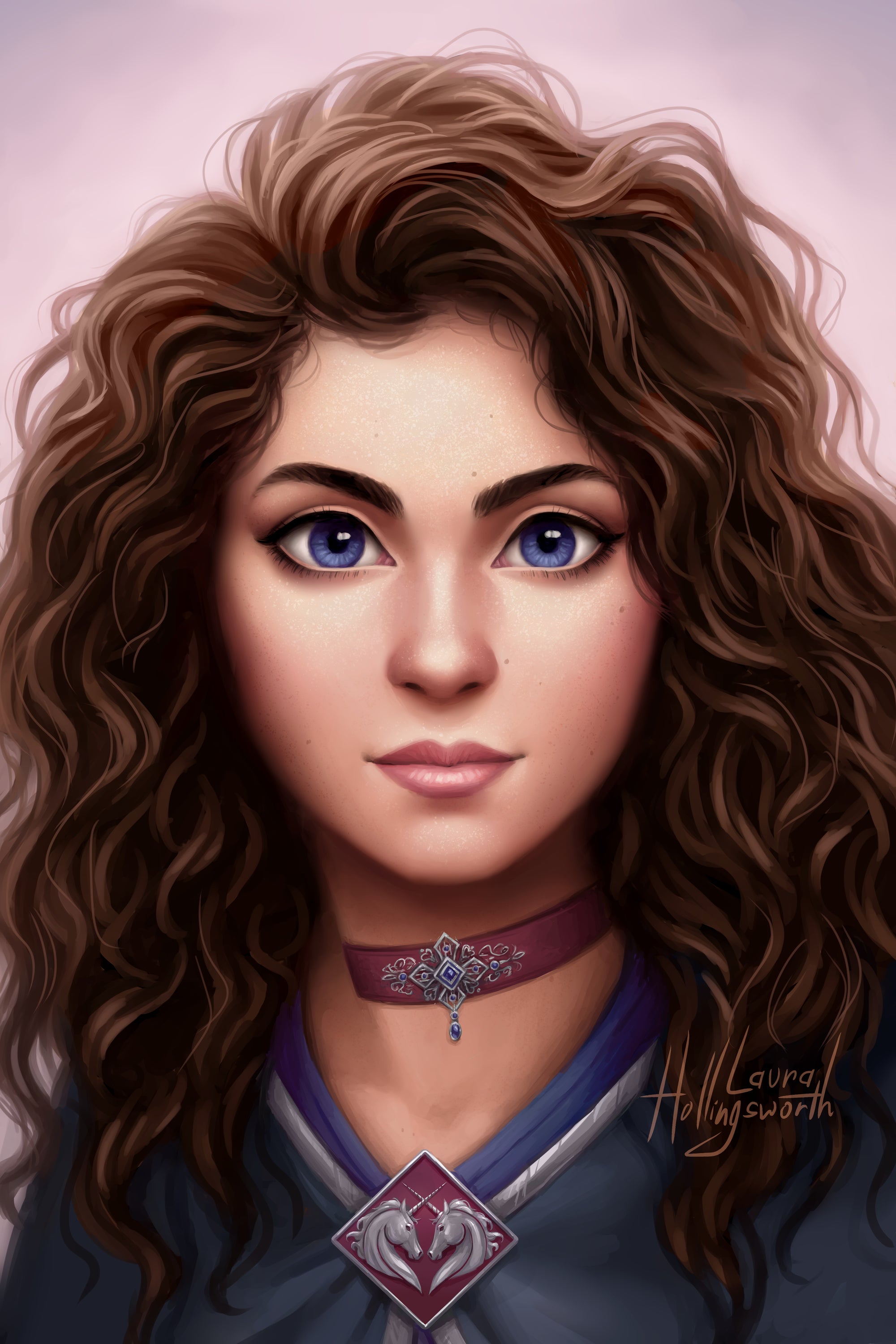 "Illustration einer Person mit voluminösem, lockigem braunem Haar vor einem rosa-violetten Hintergrund. Sie trägt eine blaue Kleidung mit einem lila Choker, der mit einem detaillierten Schmuckstück verziert ist, sowie ein silbernes Amulett mit einem Einhornmotiv. Signatur 'Laura Hollingsworth' unten rechts.