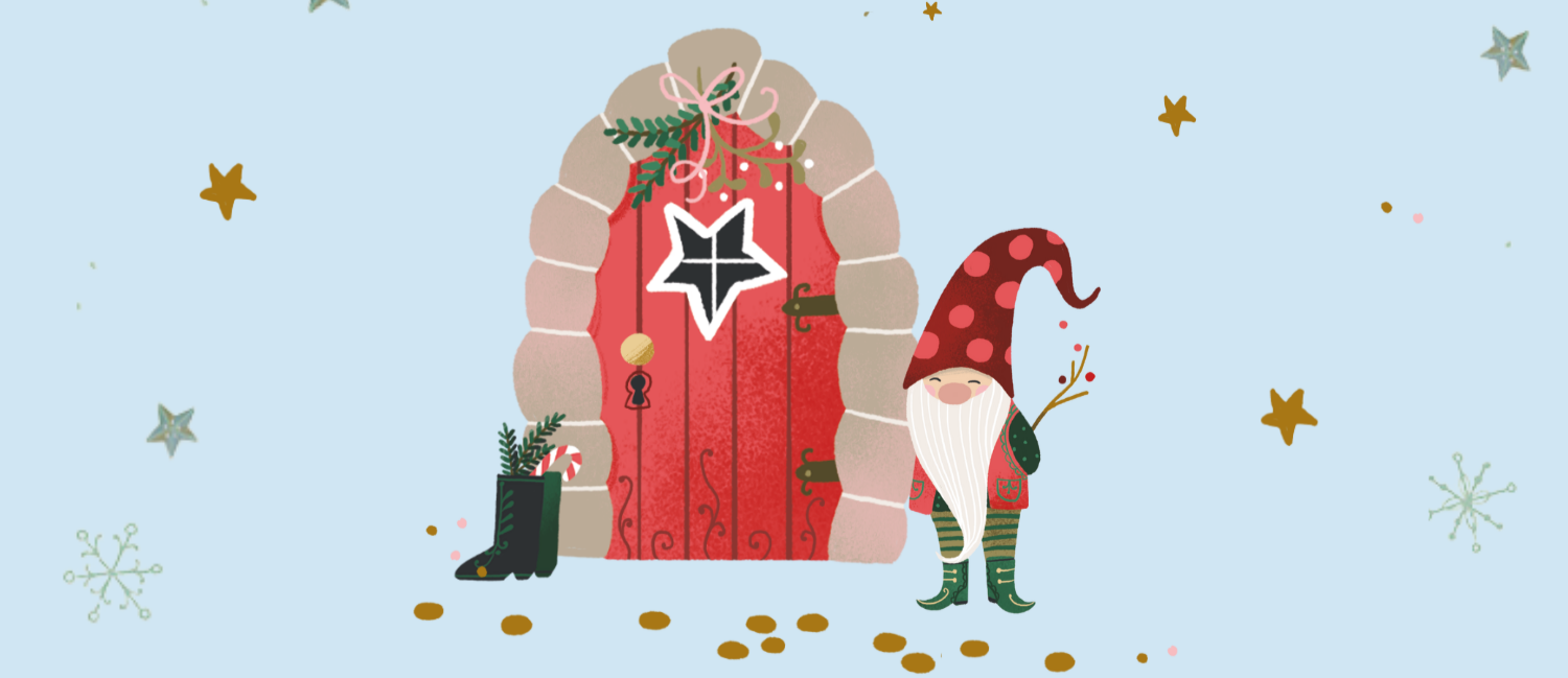 Illustration einer roten Wichteltür mit Steinumrahmung, dekoriert mit Tannenzweigen, Schleifen und Beeren. Daneben steht ein Wichtel mit gepunkteter, roter Mütze und Zweigen in der Hand. Links ein Stiefel mit Tannengrün und Zuckerstange. Goldene Münzen sind verstreut, der Hintergrund ist hellblau mit Sternen und Schneeflocken.