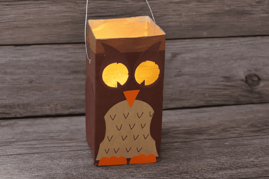 Eine selbstgebastelte Laterne aus deinem Tetrapak in Form einer Eule.