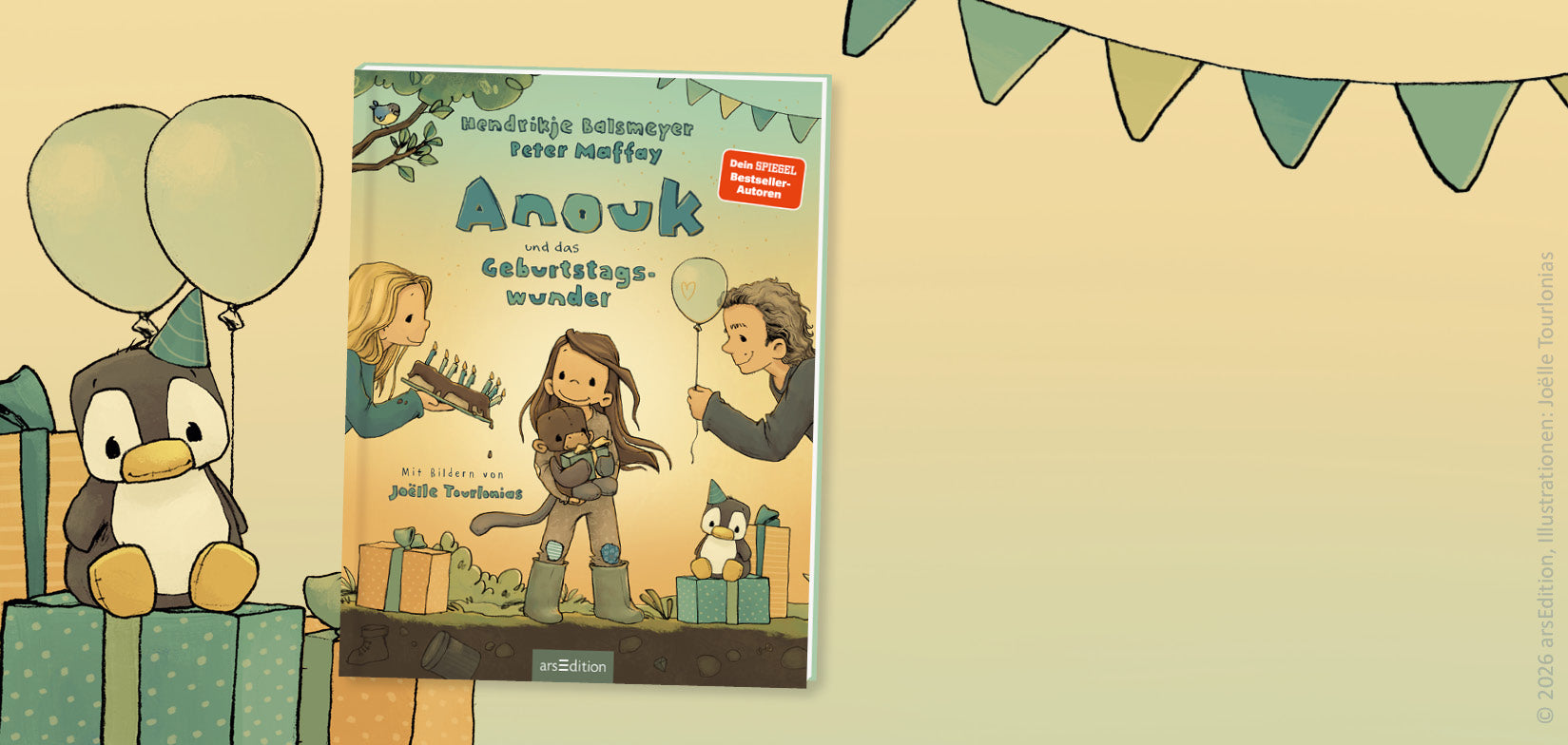Illustration auf hellgelbem Hintergrund: Links sitzt ein Pinguin mit Partyhut auf gestapelten Geschenken und Ballons, mittig steht das Kinderbuch „Anouk und das Geburtstagswunder“ von Hendrikje Balsmeyer und Peter Maffay mit Illustrationen von Joëlle Tourlonias. Oben hängt eine Wimpelkette.