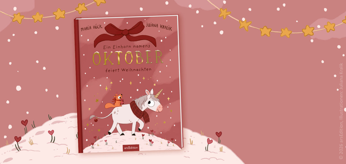 Buchcover von „Ein Einhorn namens Oktober feiert Weihnachten“ von Maria Höck und Juliana Kralik. Auf rosa Hintergrund mit Sternengirlanden und Schneeflocken steht das Buch vor einem Schneehügel. Das Titelbild zeigt ein weißes Einhorn mit goldenem Horn und rot-grauem Schal, dazu ein oranges Fabelwesen auf seinem Rücken.