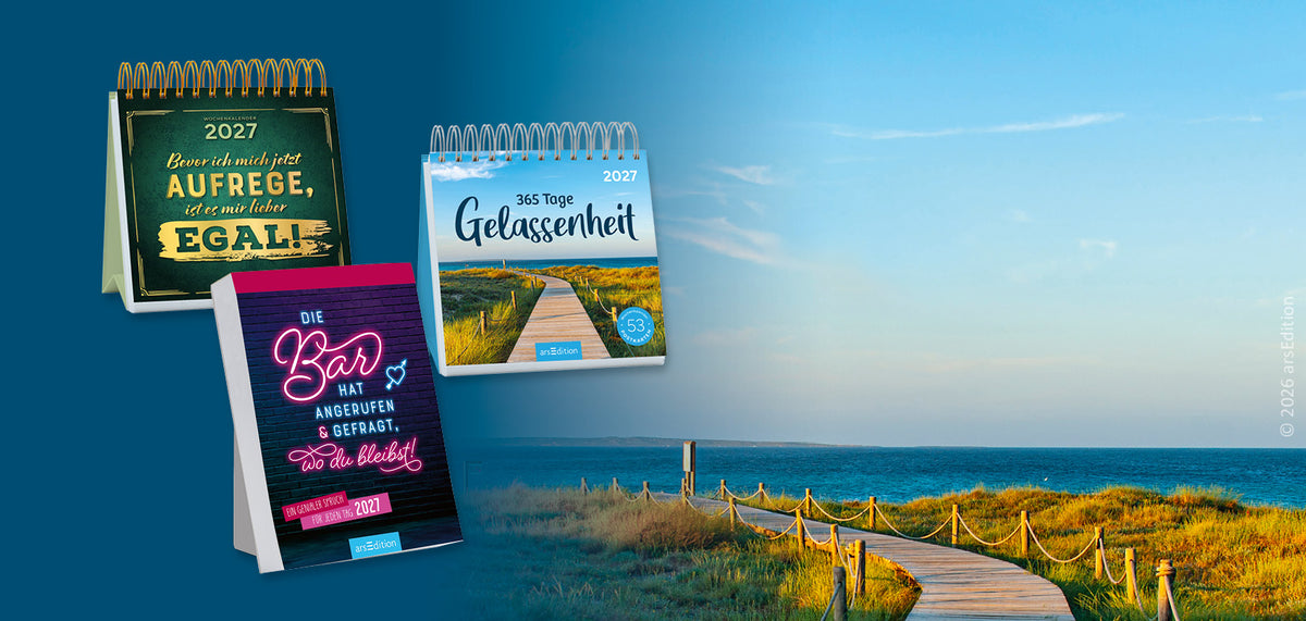 Drei Kalender von arsEdition vor blauem Hintergrund. Links der grüne Kalender „Bevor ich mich jetzt aufrege, ist es mir lieber egal!“, davor der pinkfarbene „Die Bar hat angerufen & gefragt, wo du bleibst!“. Mittig ein Kalender mit Strandweg und dem Titel „365 Tage Gelassenheit“. Rechts ein Holzsteg durch Dünengras zum ruhigen Meer.