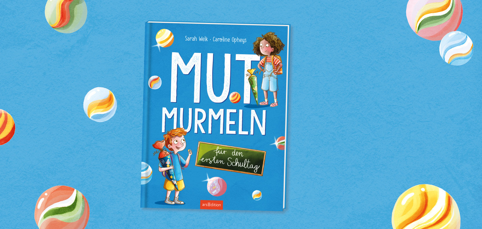 Buchcover von „Mutmurmeln für den ersten Schultag" von Sarah Welk und Caroline Opheys, erschienen im ars Edition Verlag. Das Cover zeigt zwei Kinder auf blauem Hintergrund: Ein Junge mit rotem Haar und Schulranzen lächelt und hält eine Murmel in der Hand, ein Mädchen mit lockigem Haar und Schultüte steht neben ihm. Rund um das Buch sind bunte, glänzende Murmeln verteilt, ebenfalls vor einem hellblauen Hintergrund.