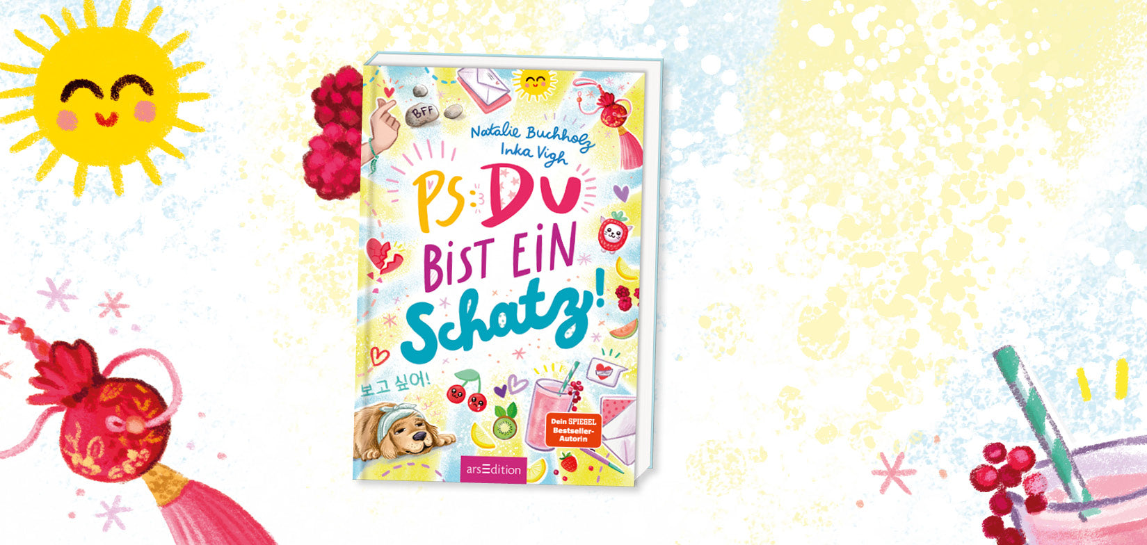 Breites Website-Banner mit hellem, farbgesprenkeltem Hintergrund. In der Mitte steht das bunt illustrierte Kinderbuch „PS: Du bist ein Schatz!“ von Natalie Buchholz und Inka Vigh. Darum herum sind eine lachende Sonne, Himbeeren, ein roter Anhänger, Sterne, ein Stift und ein rosafarbenes Getränk abgebildet.