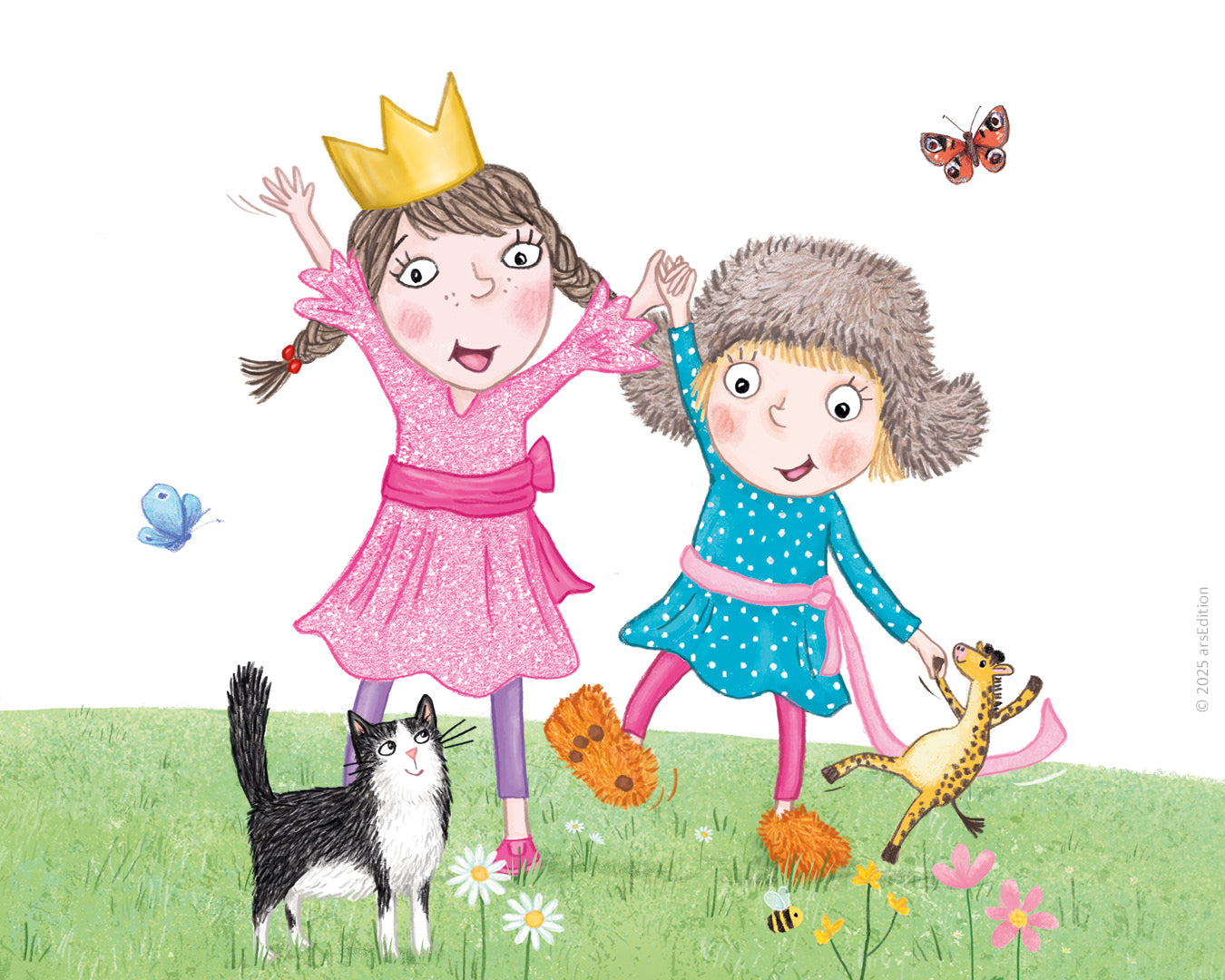 Illustration von zwei fröhlich spielenden Kindern in bunten Kleidern auf einer Wiese. Das linke Kind trägt ein glitzerndes rosa Kleid mit einer goldenen Krone, während das rechte Kind ein blau gepunktetes Kleid und eine flauschige Mütze trägt. Ein schwarz-weißer Katze, ein Schmetterling, ein Marienkäfer und eine Giraffen-Plüschfigur sind ebenfalls zu sehen.
