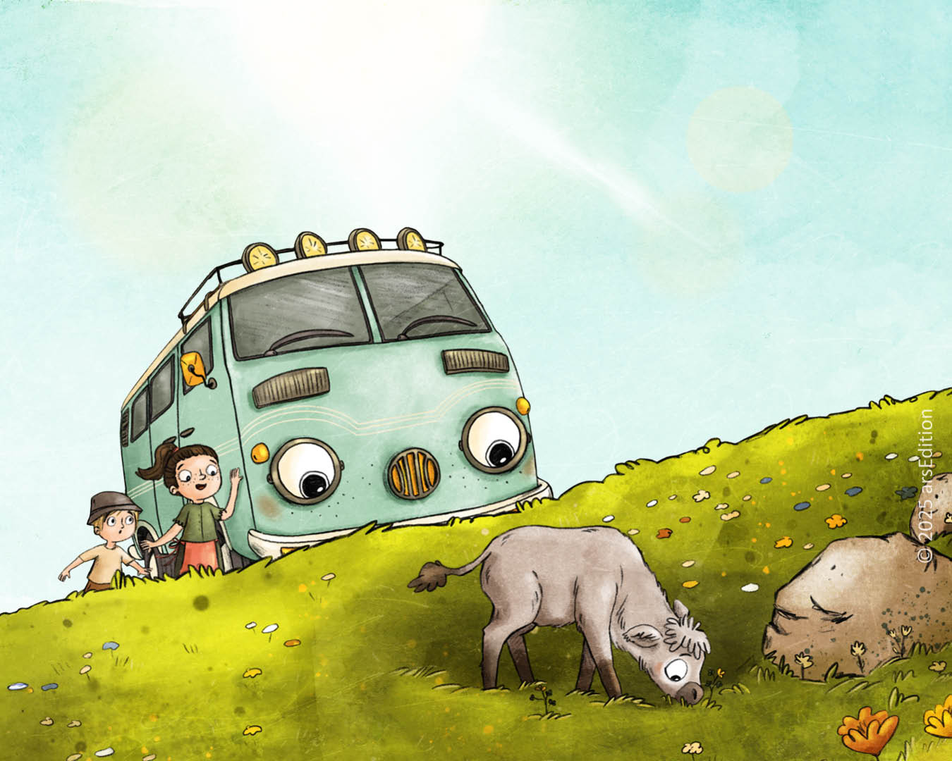 Illustration eines grünen, lächelnden Busses mit dem Namen „Otto“, der große, freundliche Augen hat. Otto steht auf einer blühenden grünen Wiese, auf der ein kleines graues Fohlen grast. Neben dem Bus sind zwei Kinder zu sehen, die ihn begleiten. Die Szene ist in hellem Tageslicht gehalten, mit einem sonnigen Himmel und vereinzelten Blumen auf der Wiese.