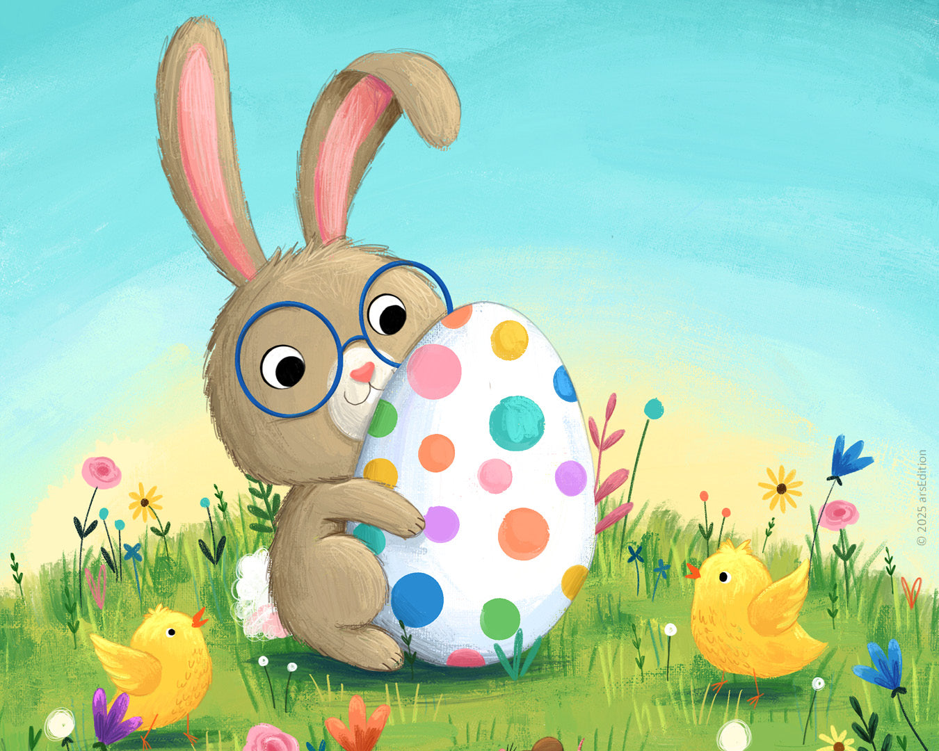 Illustration eines niedlichen Hasen mit blauer Brille, der ein großes, bunt gepunktetes Osterei umarmt. Der Hase sitzt auf einer blühenden Wiese, umgeben von gelben Küken und bunten Blumen unter einem hellblauen Himmel.