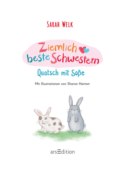 Gezeigt wird eine Innen- oder Zusatzansicht von „Ziemlich beste Schwestern – Quatsch mit Soße“. Die Darstellung zeigt eine verspielte Typografie in Pink und Blau, die den Titel lebhaft in Szene setzt. Darüber steht die Autorin &quot;Sarah Welk&quot; in roter Schrift. Eine Illustration zeigt zwei Kaninchen, eines in Hellgrau und das andere in Weiß mit braunen Flecken. Das Logo des Verlags &quot;arsEdition&quot; wird am unteren Rand in Grau angezeigt.